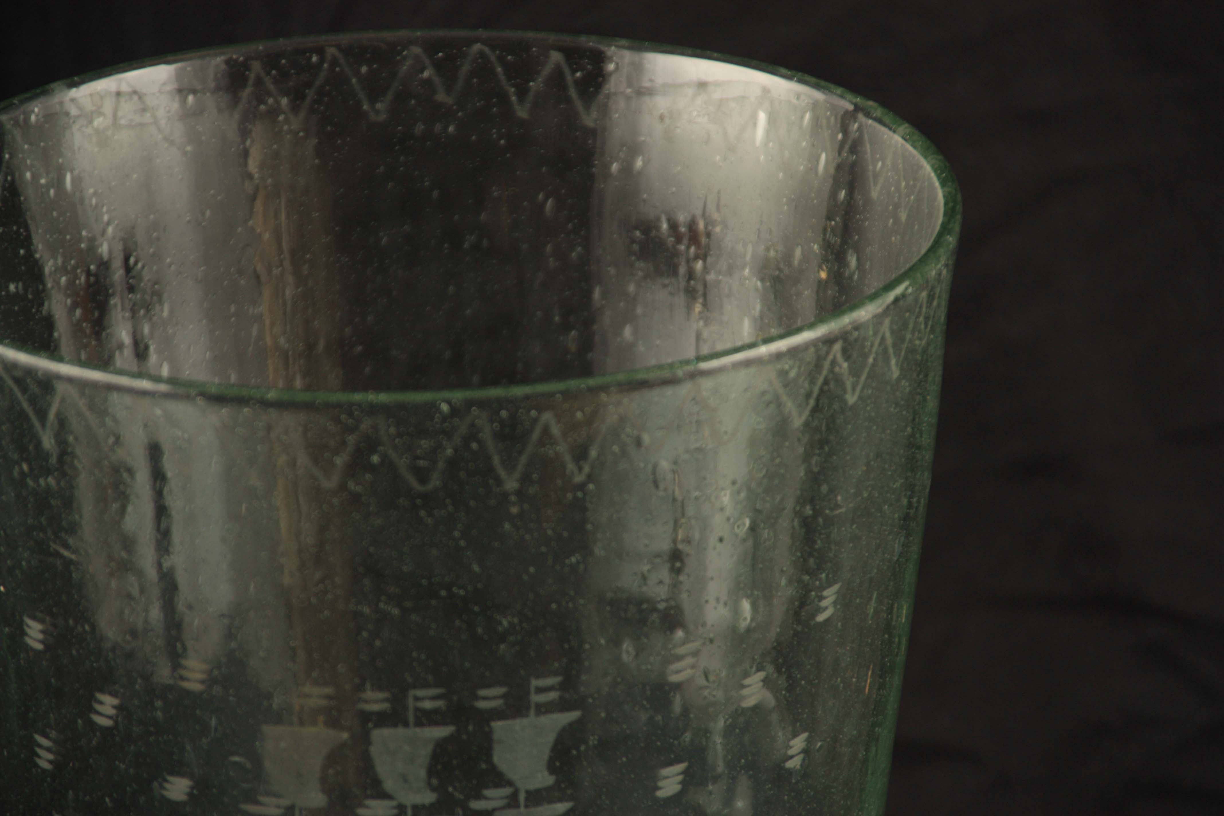 AN 18TH CENTURY GLASS TAPERING VASE with etched decoration around the top edge and a sailing ship to - Image 4 of 4