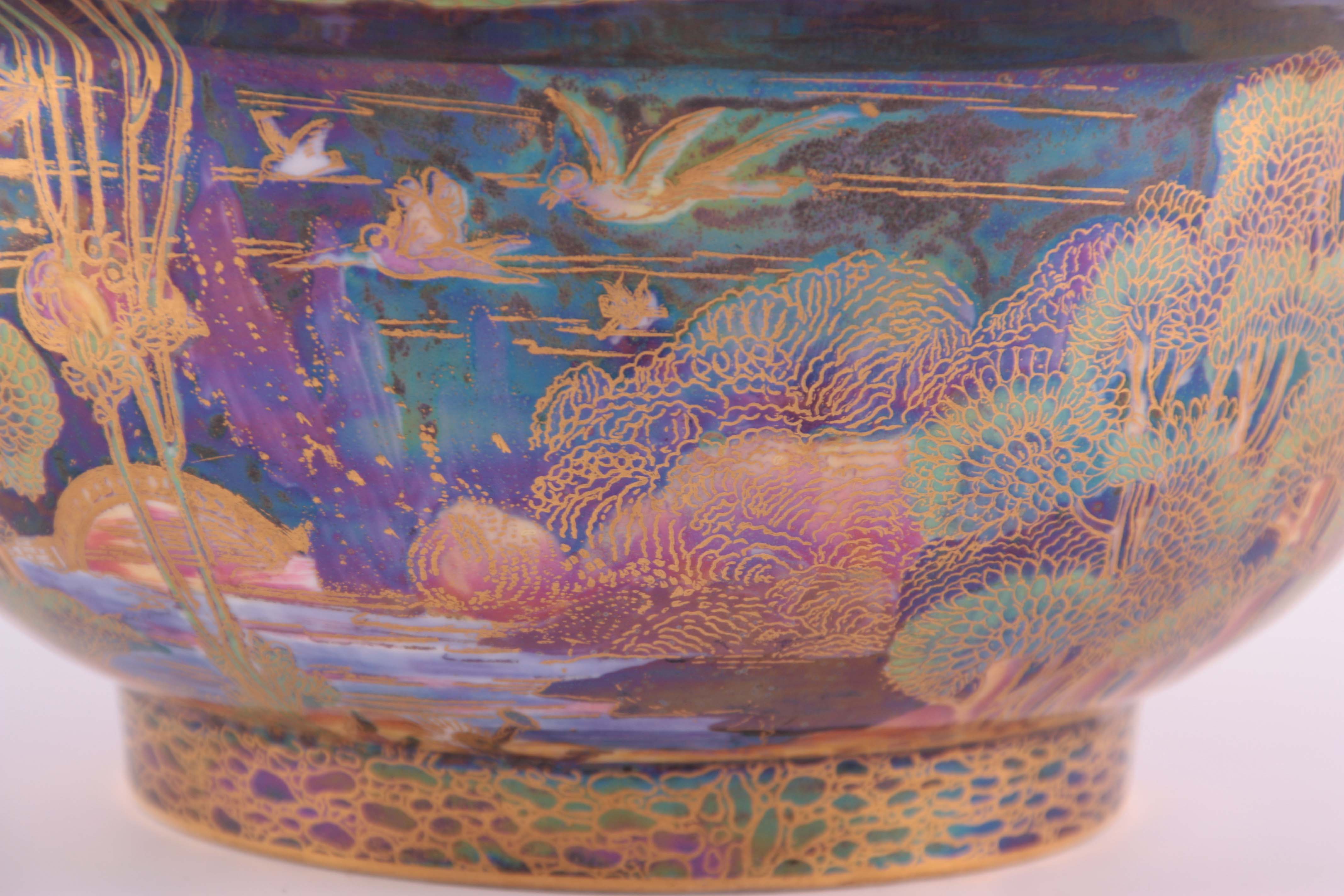 A FINE WEDGWOOD FAIRYLAND LUSTRE FOOTED BOWL WITH EVERTED RIM AFTER DESIGNS BY DAISY MAKEIG JONES - Image 6 of 7