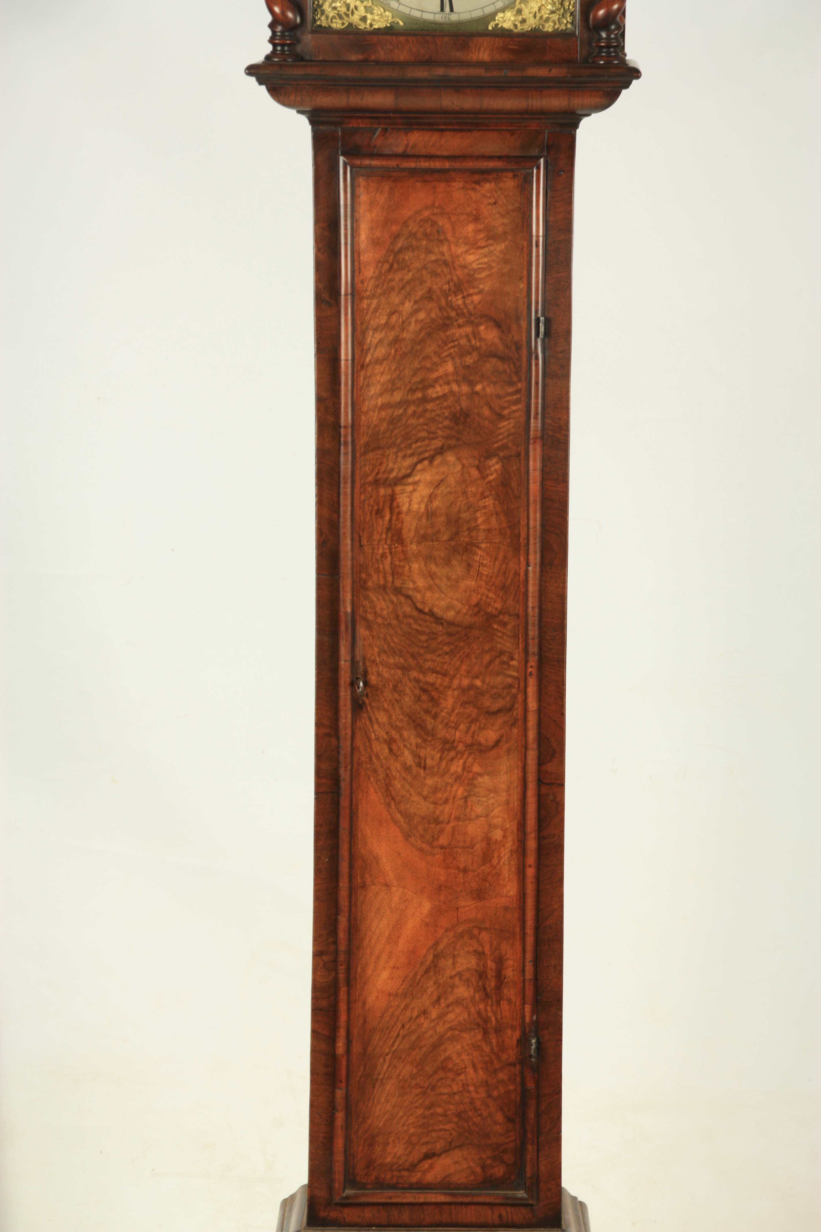 SAMUEL GASCOINE LONDON. AN EALRY 18TH CENTURY AND LATER 10” HERRING-BANDED FIGURED WALNUT EIGHT- - Image 4 of 9