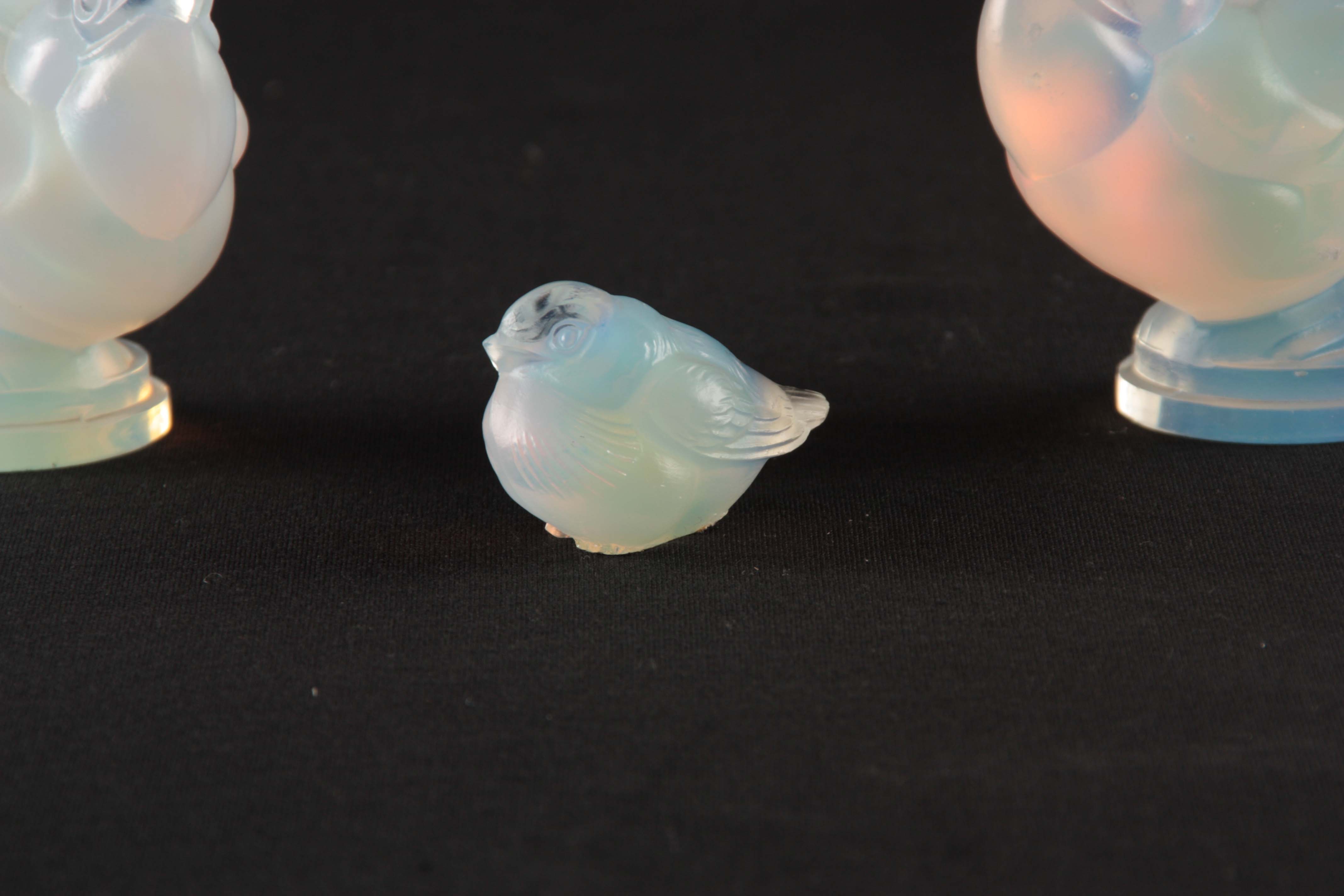 THREE SABINO PARIS GLASS OPALESCENT BIRDS two mockingbirds with embossed marks to the bases and - Image 4 of 7