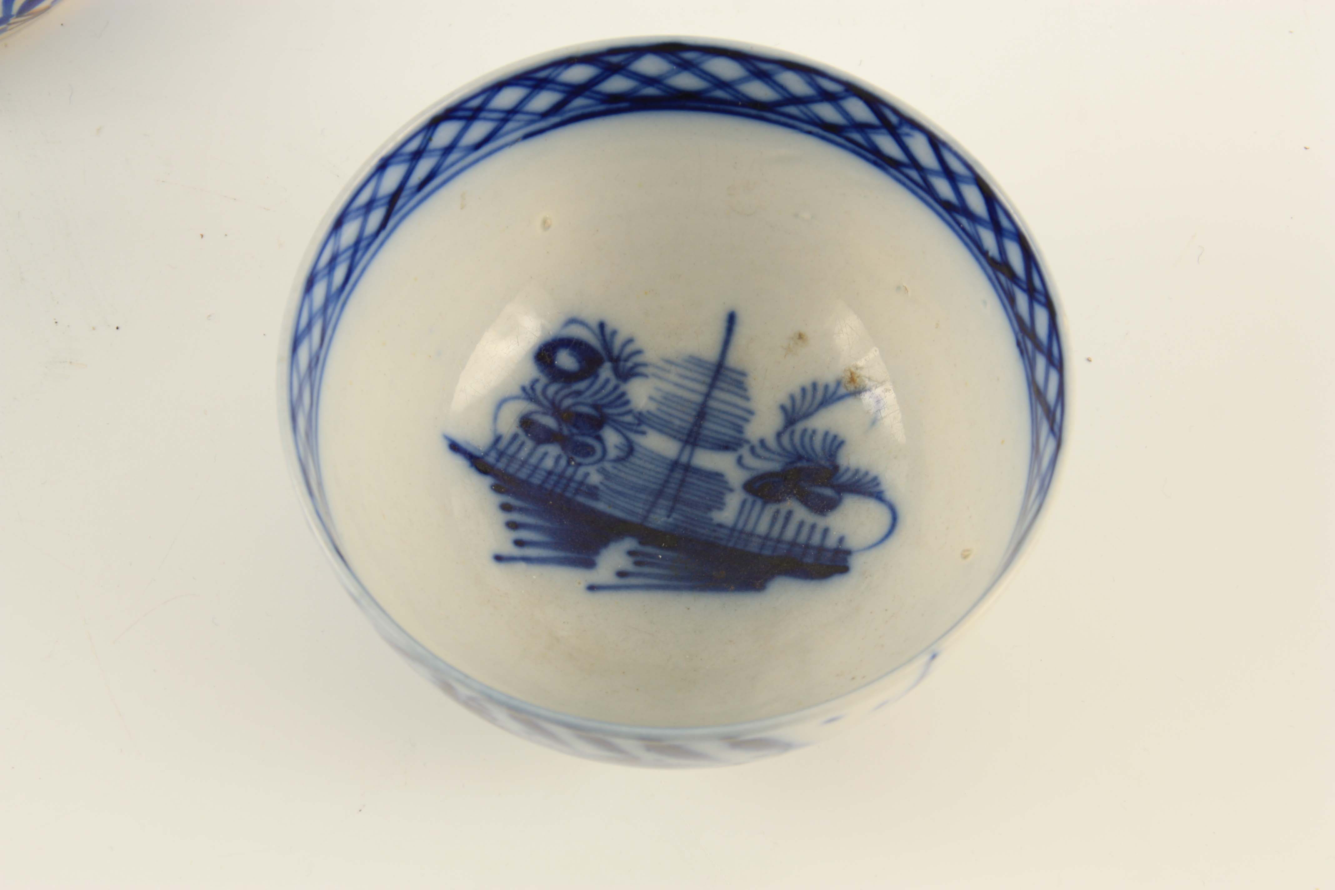 AN 18TH/19TH CENTURY ENGLISH PORCELAIN PEARLWARE BOWL with blue oriental flower spray decoration - Image 3 of 4