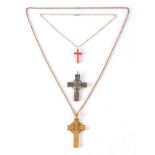 AN EARLY 20TH CENTURY 9CT GOLD AND CORAL CRUCIFIX PENDANT ON MATCHING CHAIN pendant measures 40mm