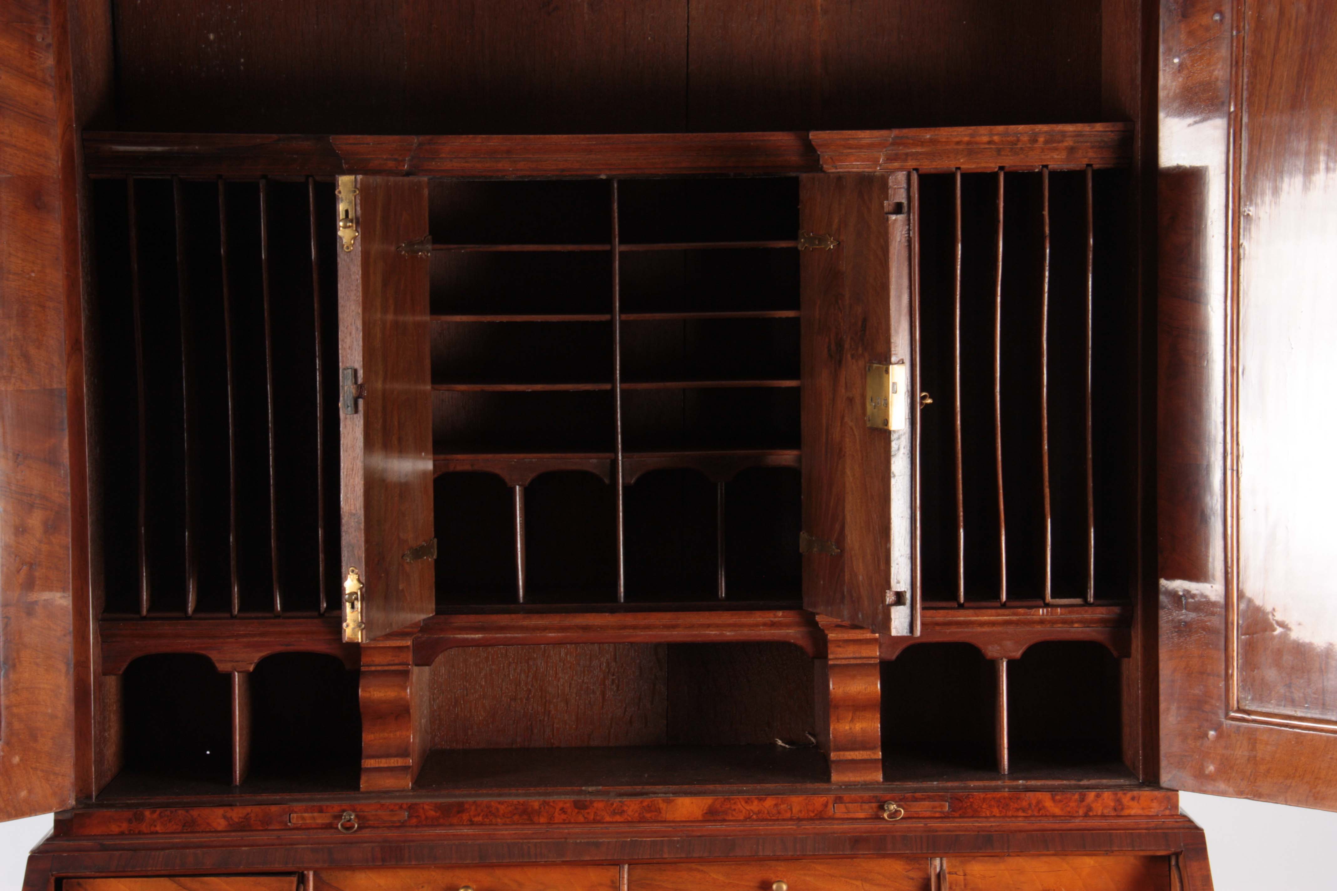 A WILLIAM AND MARY BURR WALNUT BUREAU BOOKCASE with broken arch pediment above shaped mirrored doors - Image 11 of 14