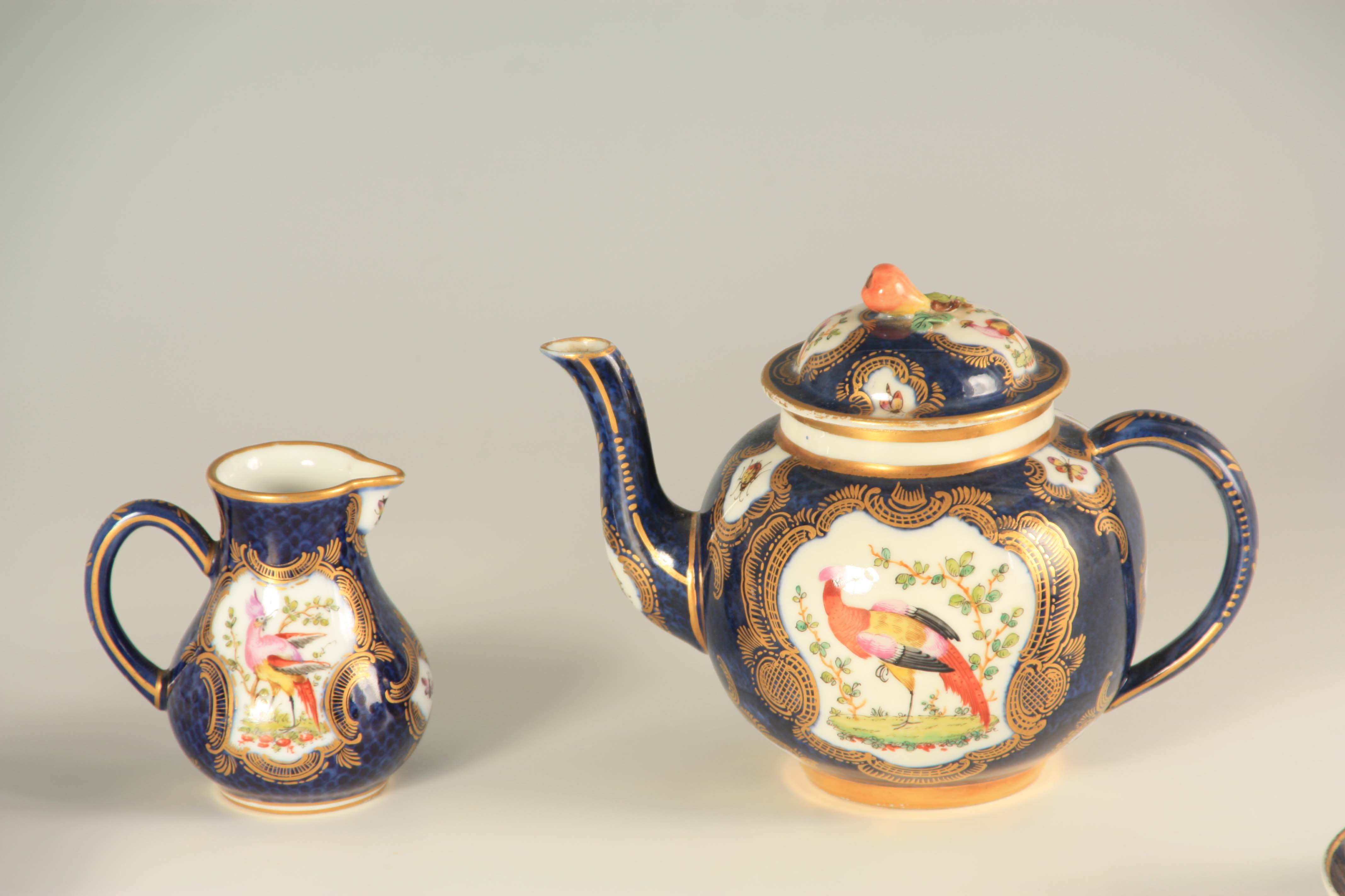 A FIRST PERIOD WORCESTER TYPE THREE PIECE SOLITAIRE SERVICE comprising a bulbous teapot with fruit - Image 10 of 11