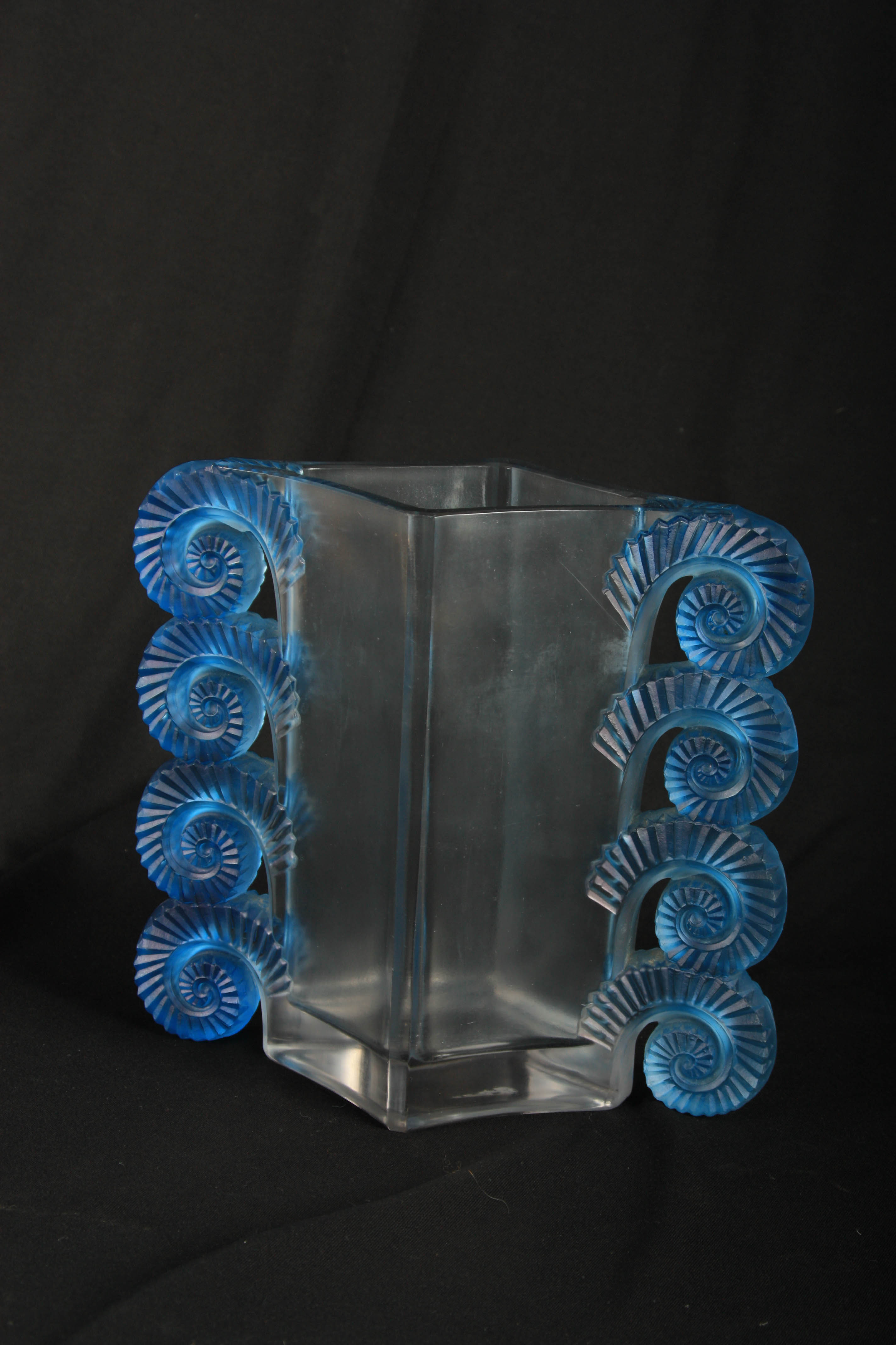 A 20TH CENTURY R. LALIQUE BLUE STAINED RHEIMS GLASS VASE of diamond shape with stylised shells to - Image 5 of 9