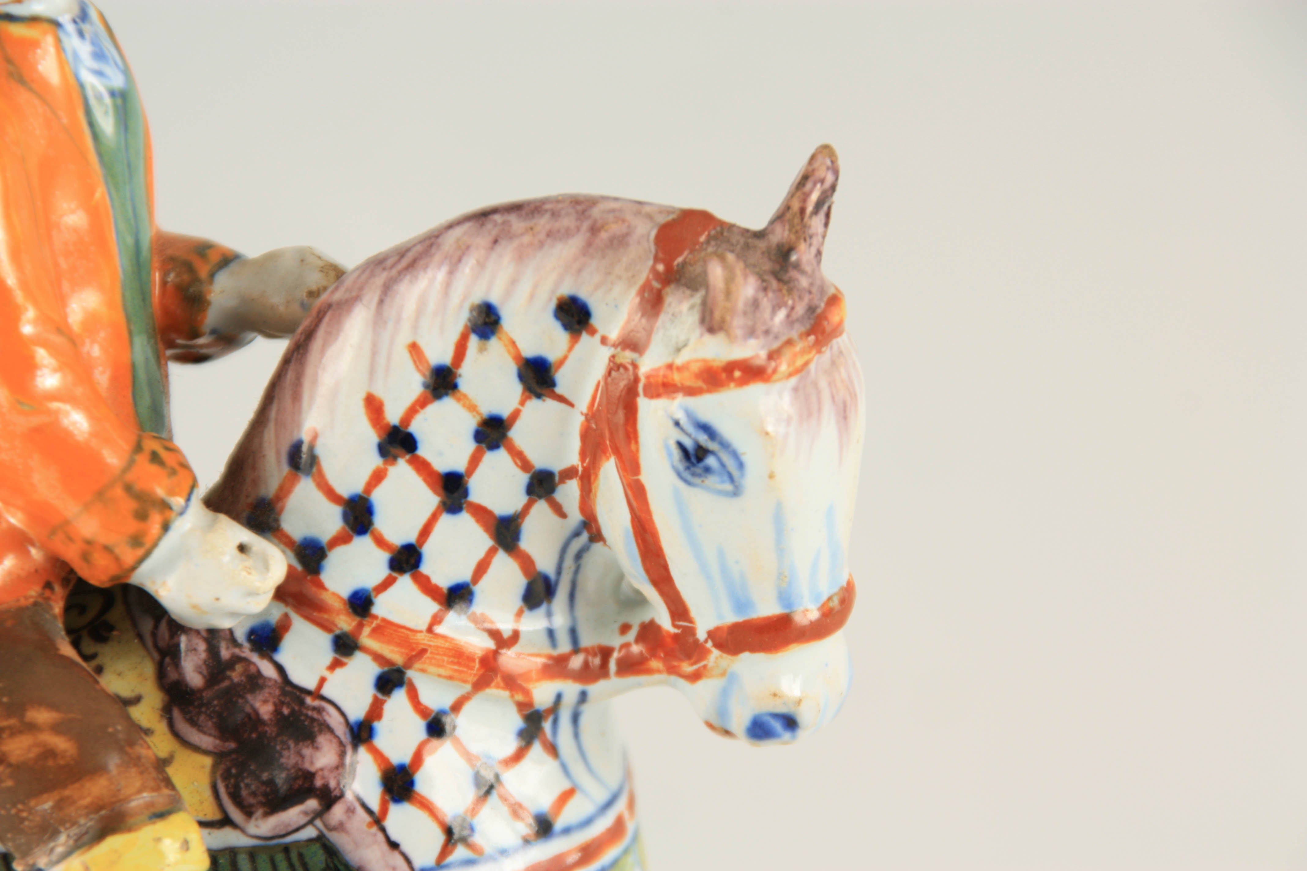 AN 18TH/19TH CENTURY DUTCH DELFT POLYCHROME FIGURE depicting William of Orange on horseback 15.5cm - Image 3 of 6