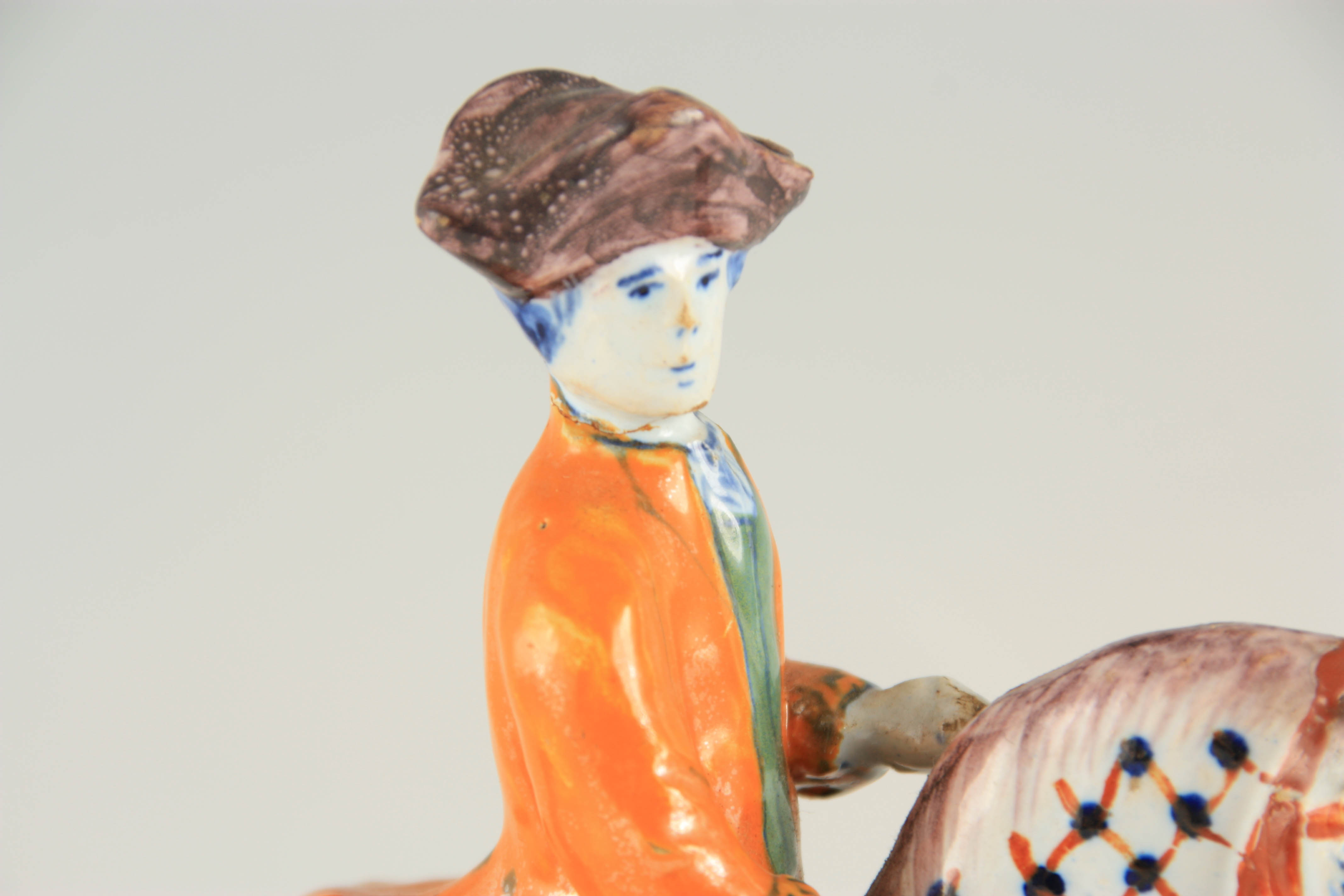 AN 18TH/19TH CENTURY DUTCH DELFT POLYCHROME FIGURE depicting William of Orange on horseback 15.5cm - Image 4 of 6