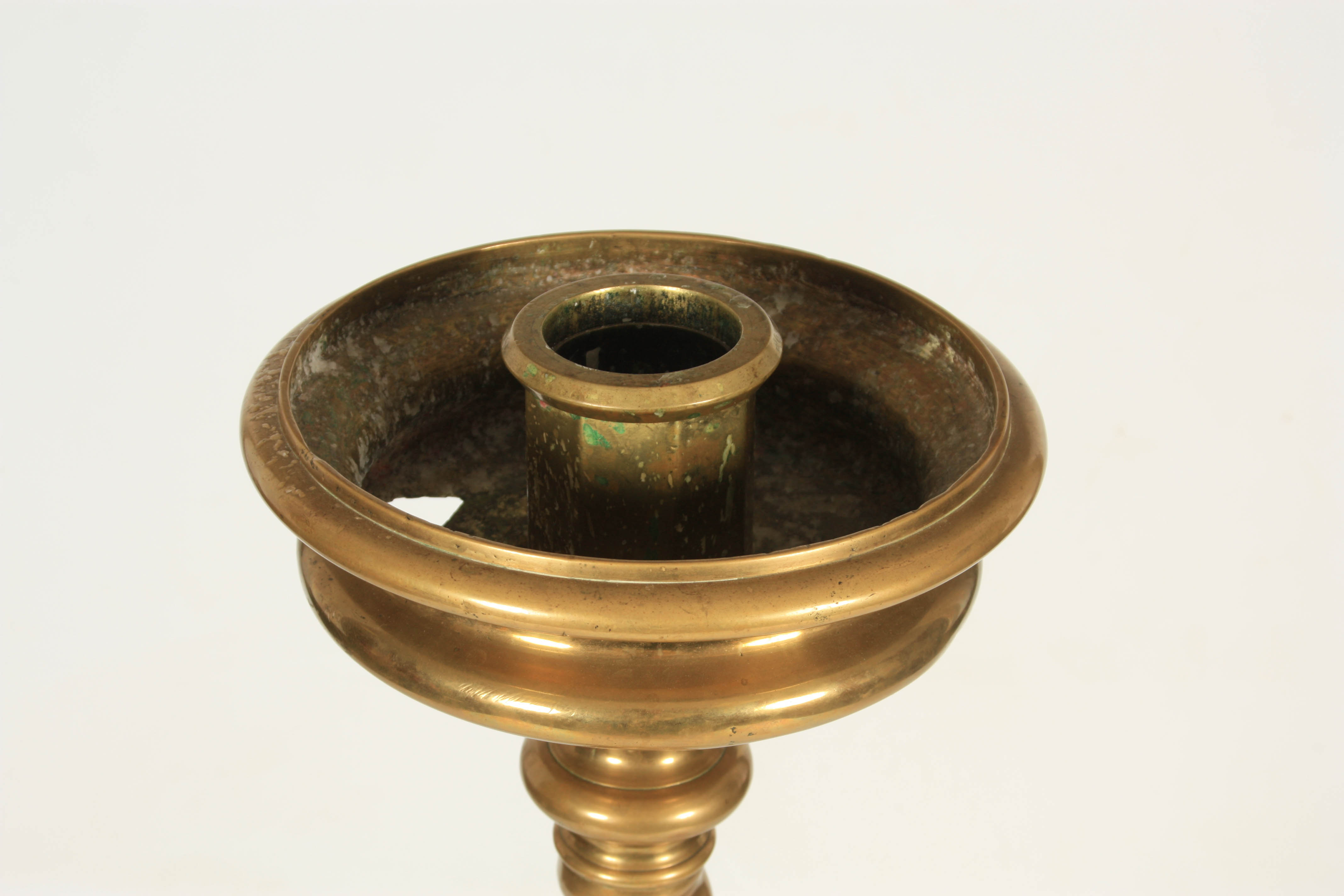 A LARGE EARLY 18TH CENTURY CAST BRASS TORCHERE with barley twist column and winged masked tripod - Image 5 of 6