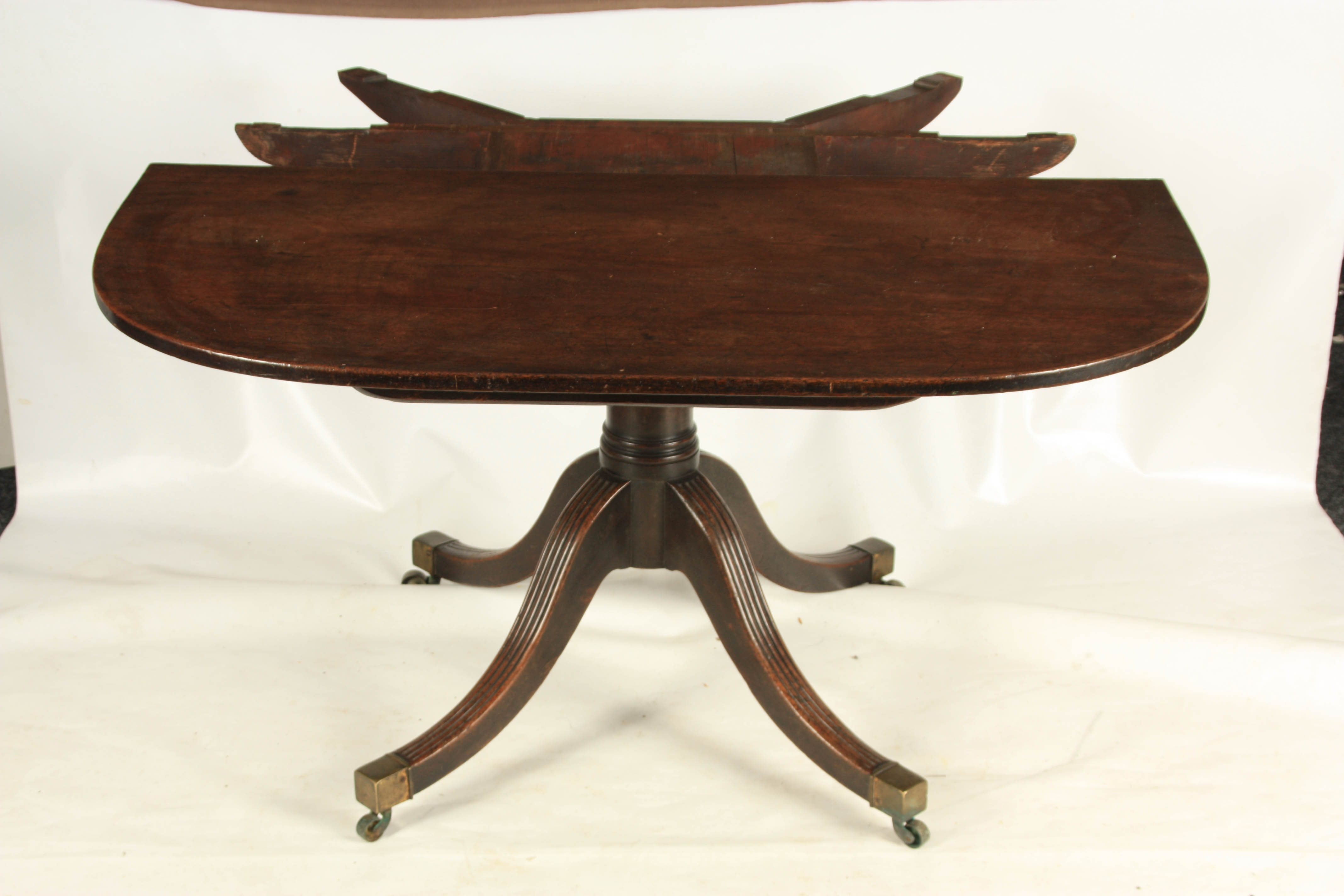 AN UNUSUAL MID 18TH CENTURY DROP LEAF PEDESTAL DINING TABLE with two-section top one being - Image 3 of 12