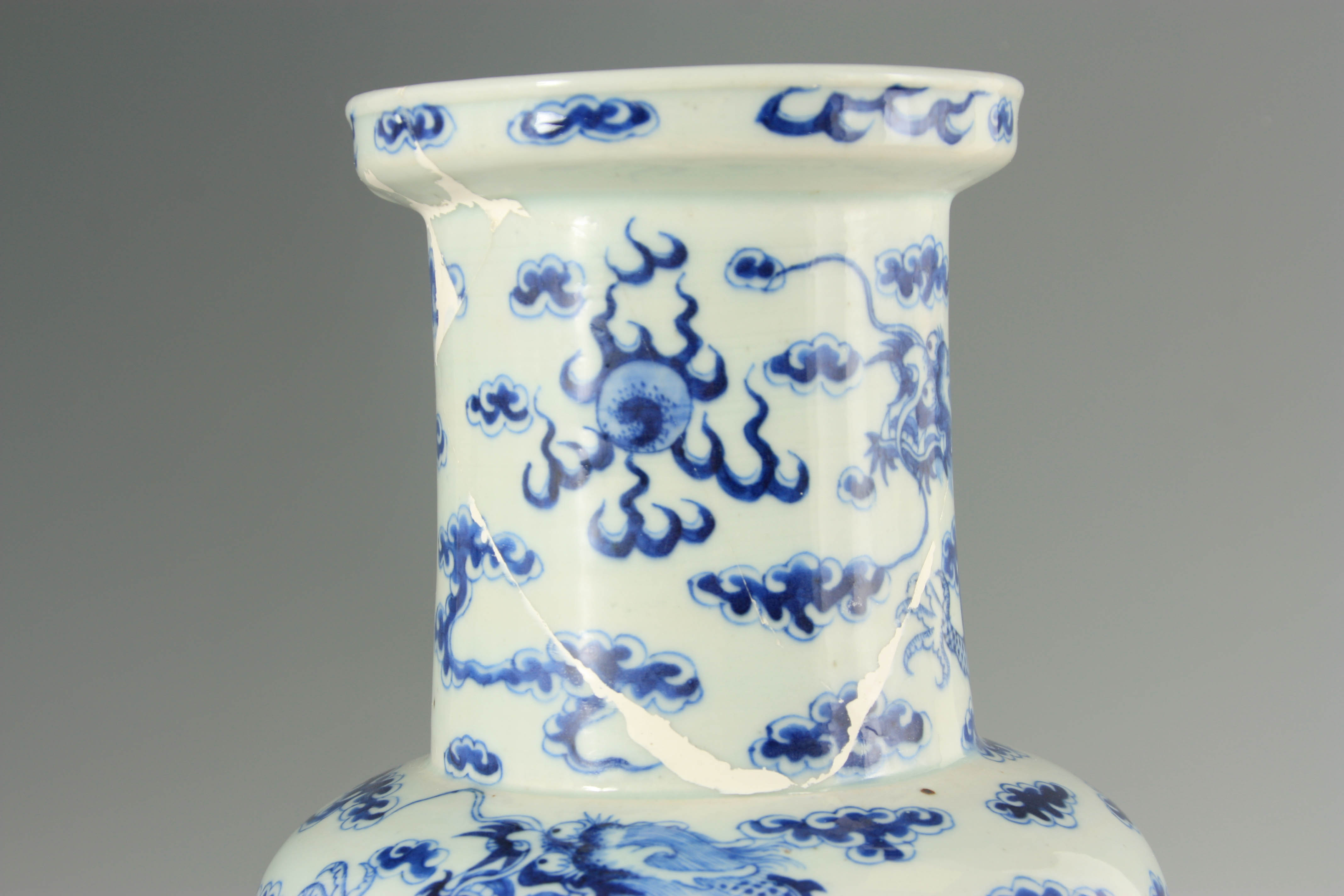 A 19TH CENTURY CHINESE BLUE AND WHITE PORCELAIN VASE decorated with entwined dragons amongst - Image 5 of 6