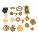 A COLLECTION OF VARIOUS BADGES AND MEDALS to include a Glider Pilot Regiment hat badge, Royal