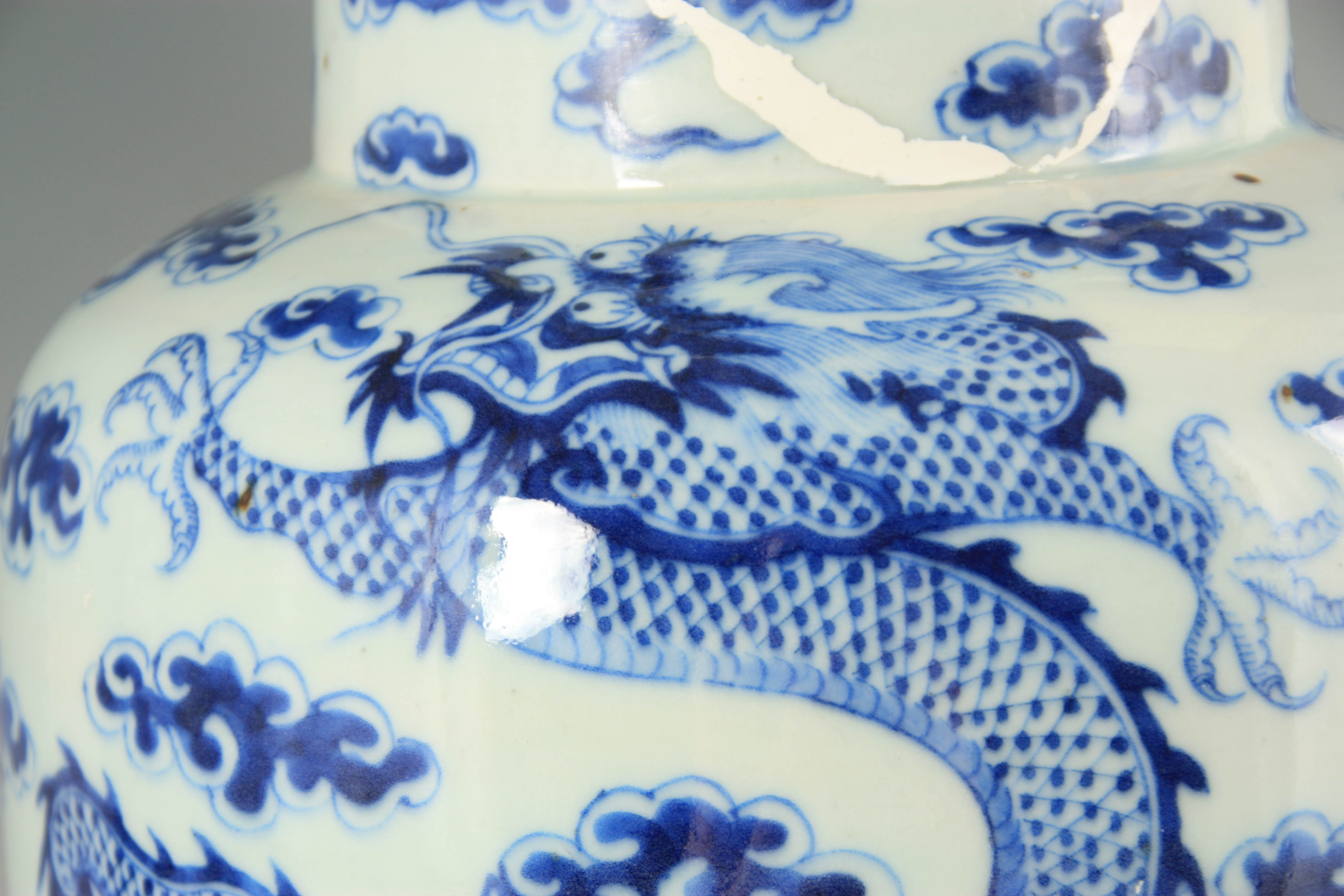 A 19TH CENTURY CHINESE BLUE AND WHITE PORCELAIN VASE decorated with entwined dragons amongst - Image 3 of 6