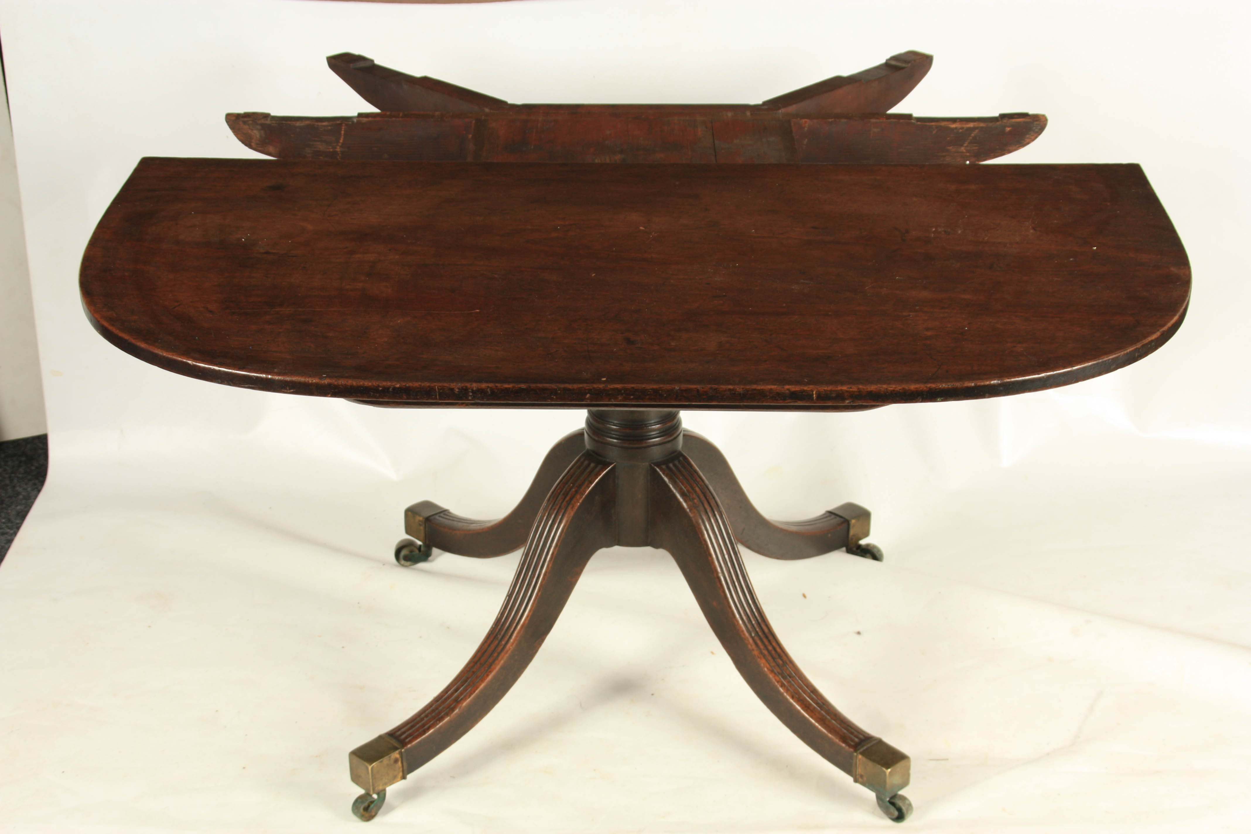 AN UNUSUAL MID 18TH CENTURY DROP LEAF PEDESTAL DINING TABLE with two-section top one being - Image 4 of 12