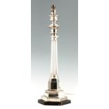 AN EDWARDIAN REFURBISHED SILVER PLATE REEDED COLUMN ELECTRIFIED TABLE LAMP with stepped hexagonal
