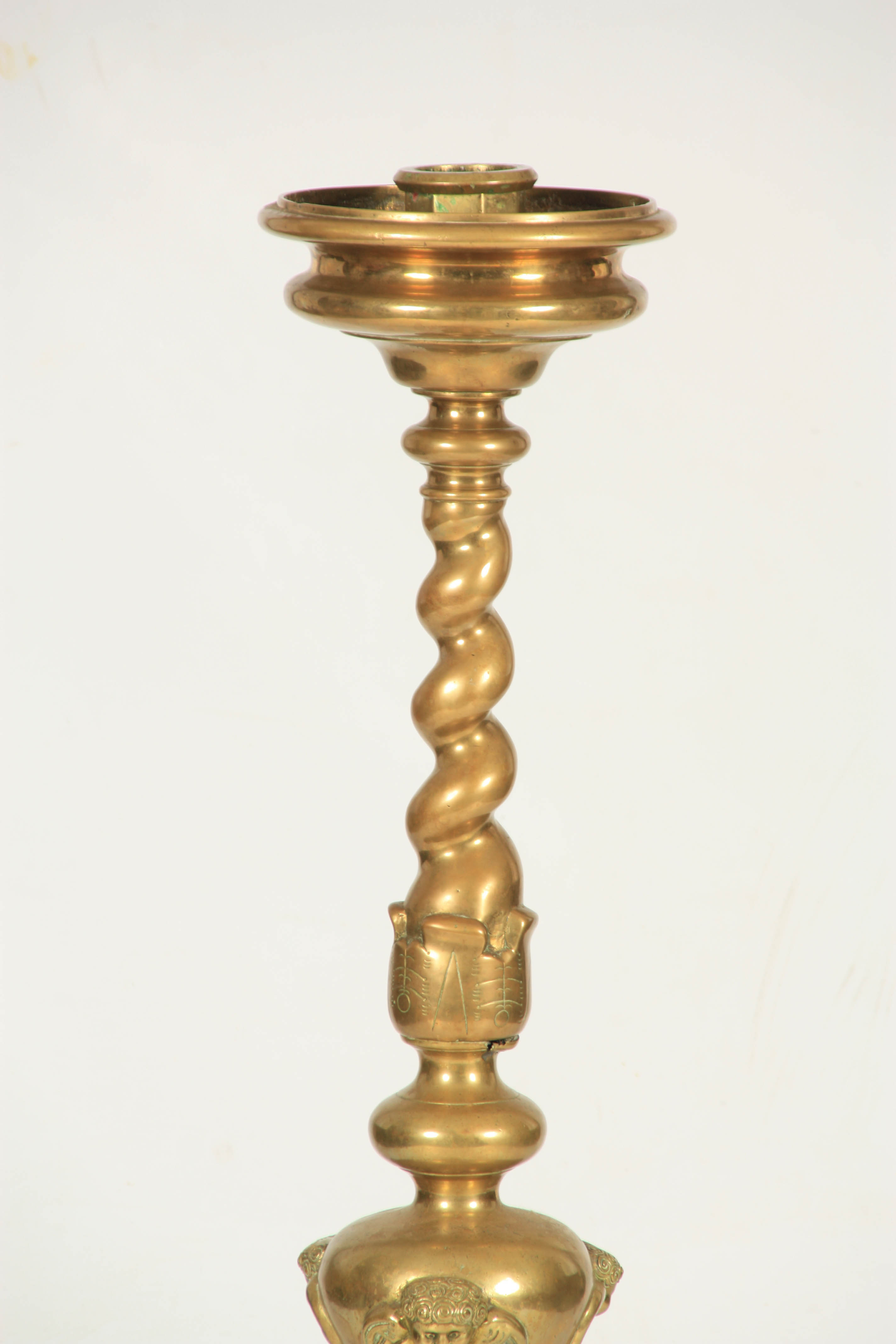 A LARGE EARLY 18TH CENTURY CAST BRASS TORCHERE with barley twist column and winged masked tripod - Image 3 of 6