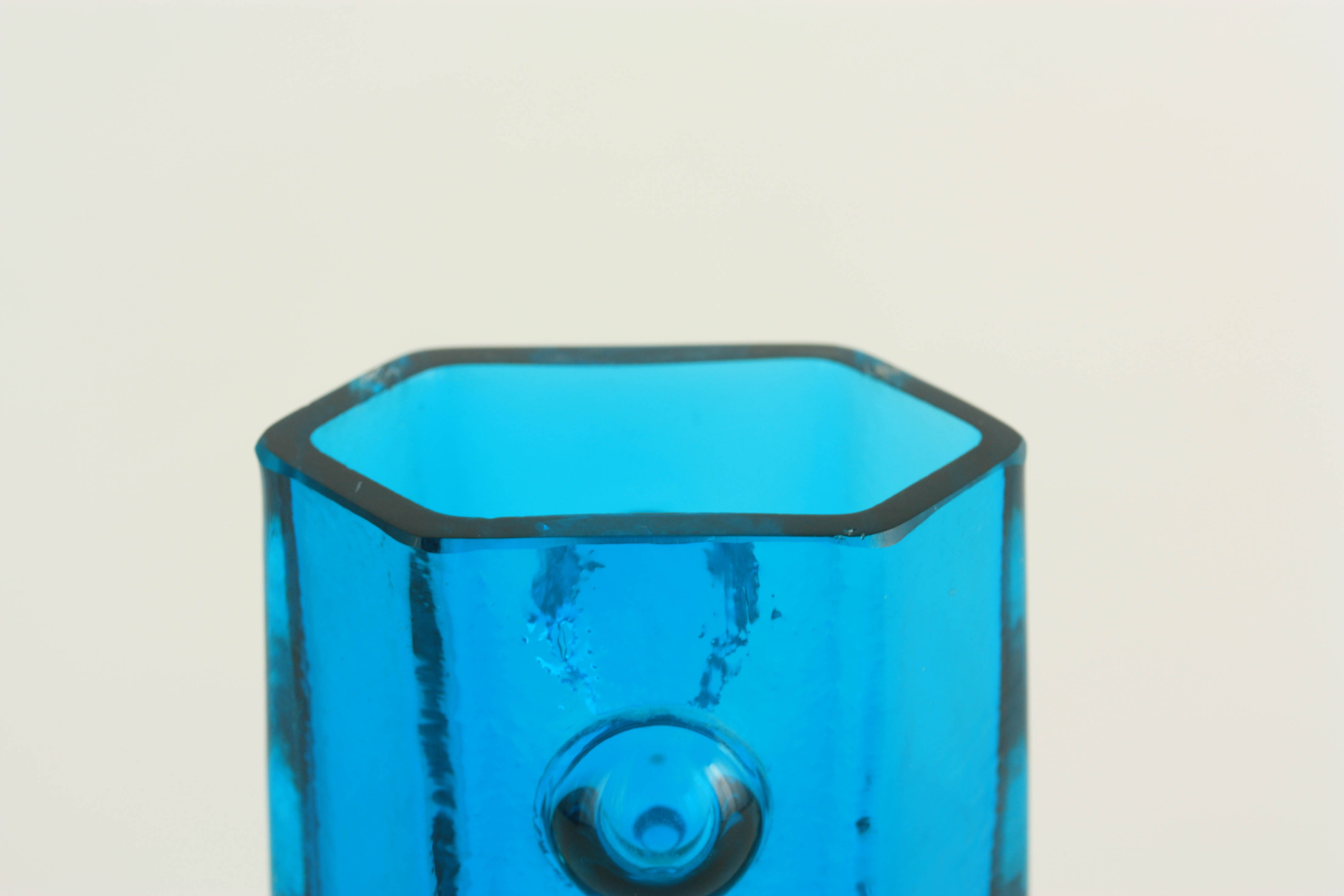 A 20TH CENTURY WHITEFRIARS GLASS VASE of angular form 12.5cm high - Image 3 of 4