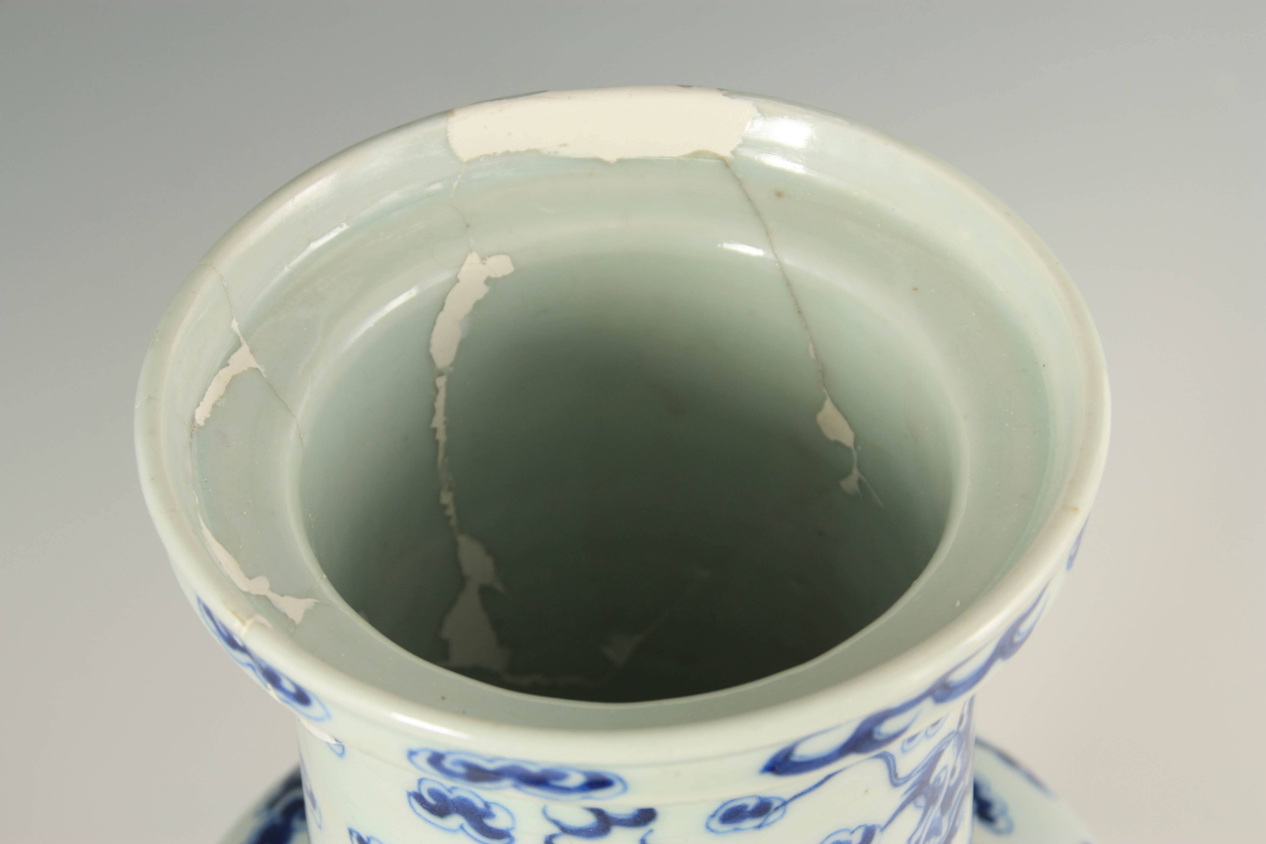 A 19TH CENTURY CHINESE BLUE AND WHITE PORCELAIN VASE decorated with entwined dragons amongst - Image 6 of 6