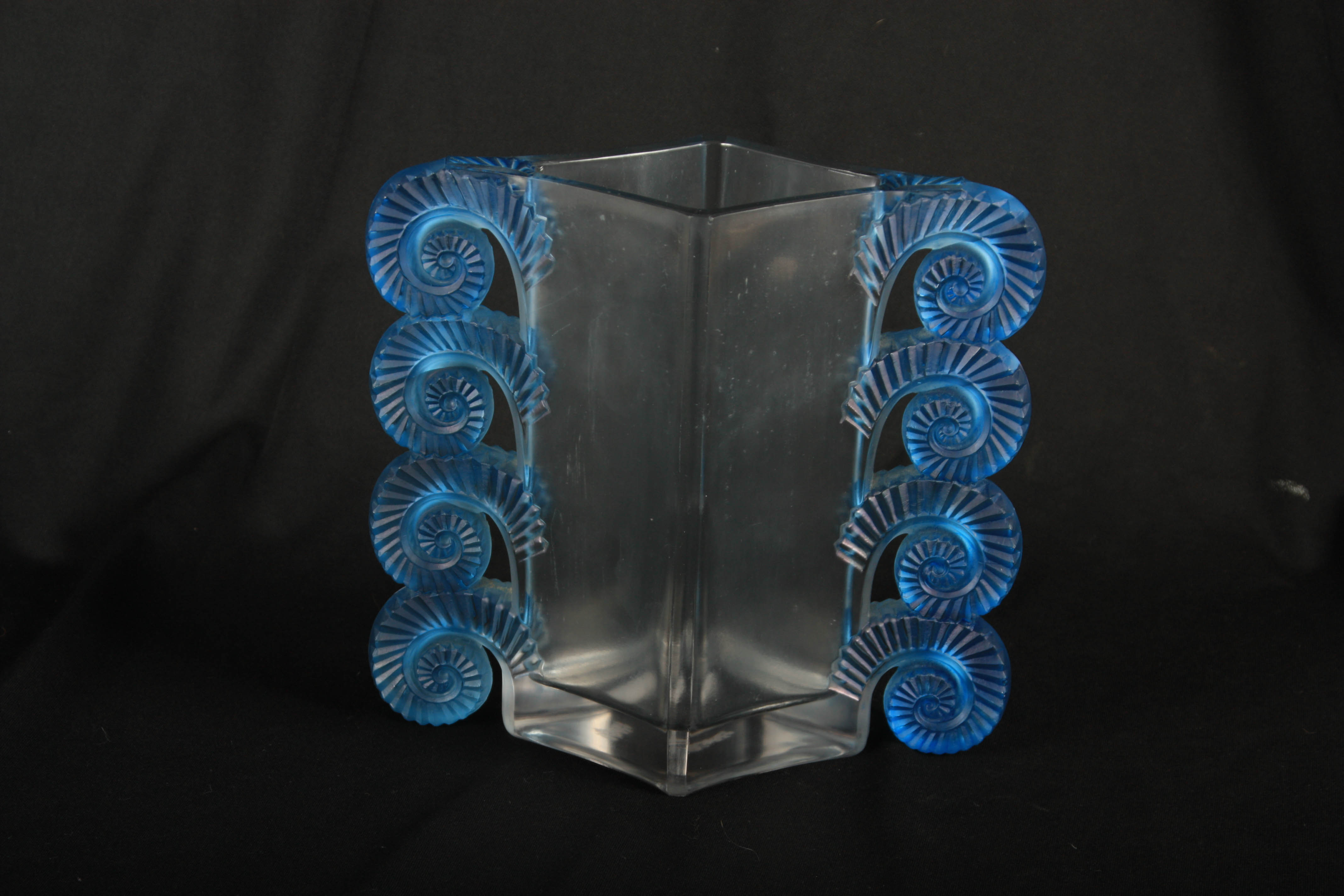 A 20TH CENTURY R. LALIQUE BLUE STAINED RHEIMS GLASS VASE of diamond shape with stylised shells to - Image 2 of 9