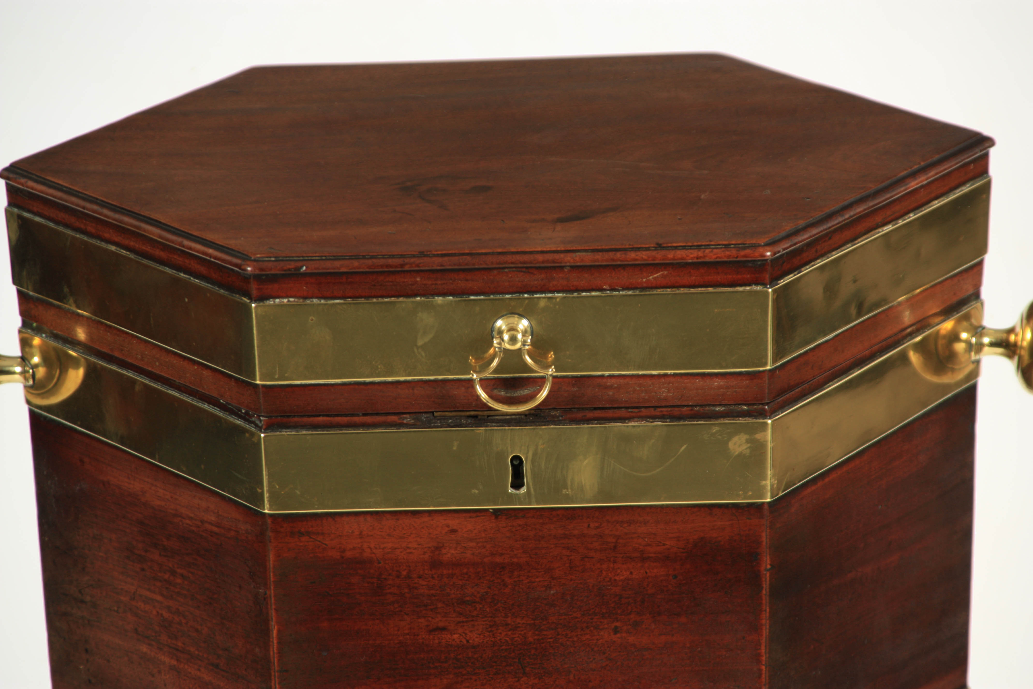 A GEORGE III MAHOGANY BRASS BOUND HEXAGONAL SHAPED CELLARETTE ON STAND with hinged top revealing a - Image 3 of 6