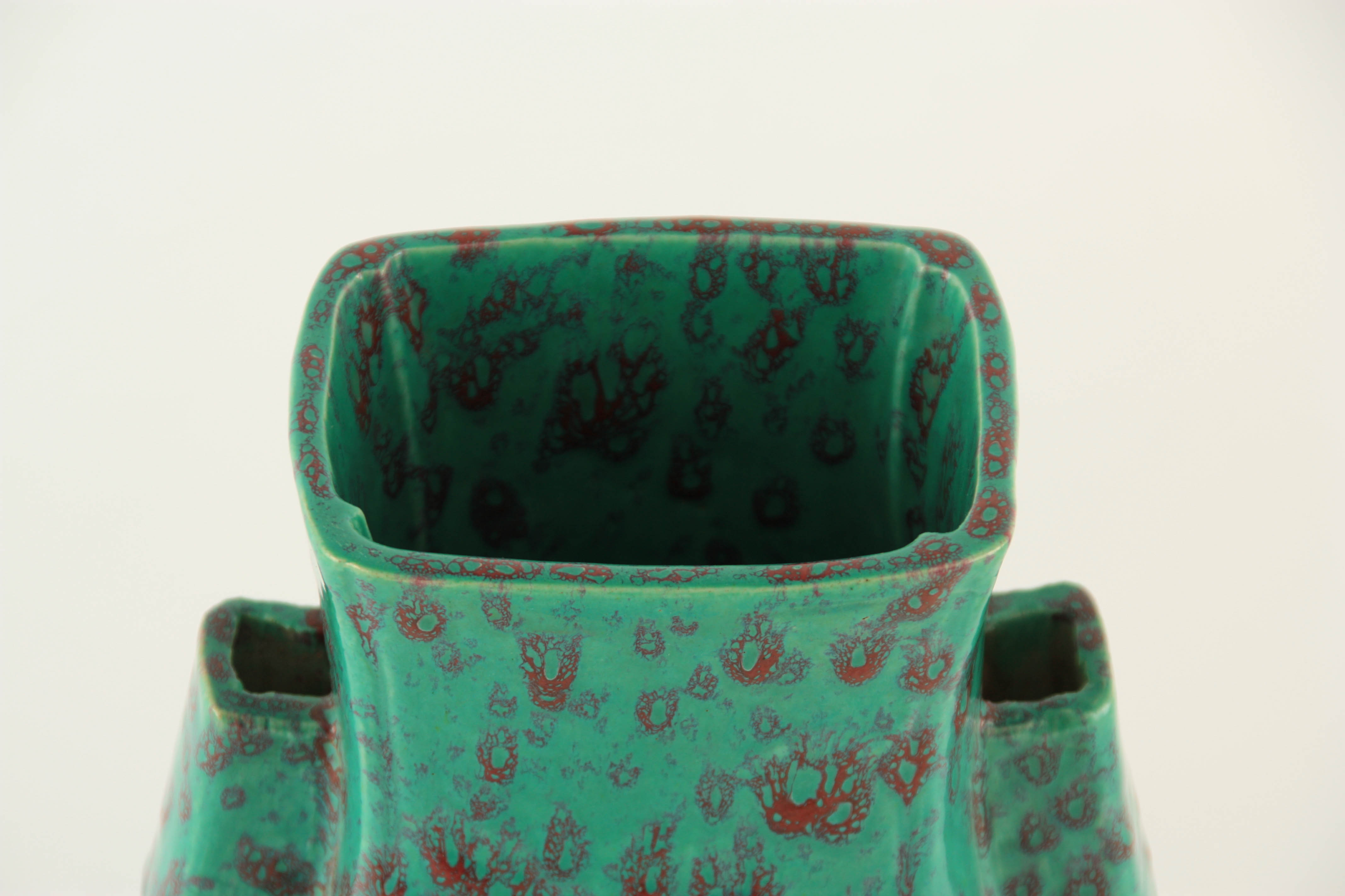 A CHINESE SQUARE SHAPED PORCELAIN VASE WITH TURQUOISE AND SPLASHED RED GLAZE - signed with character - Image 3 of 6