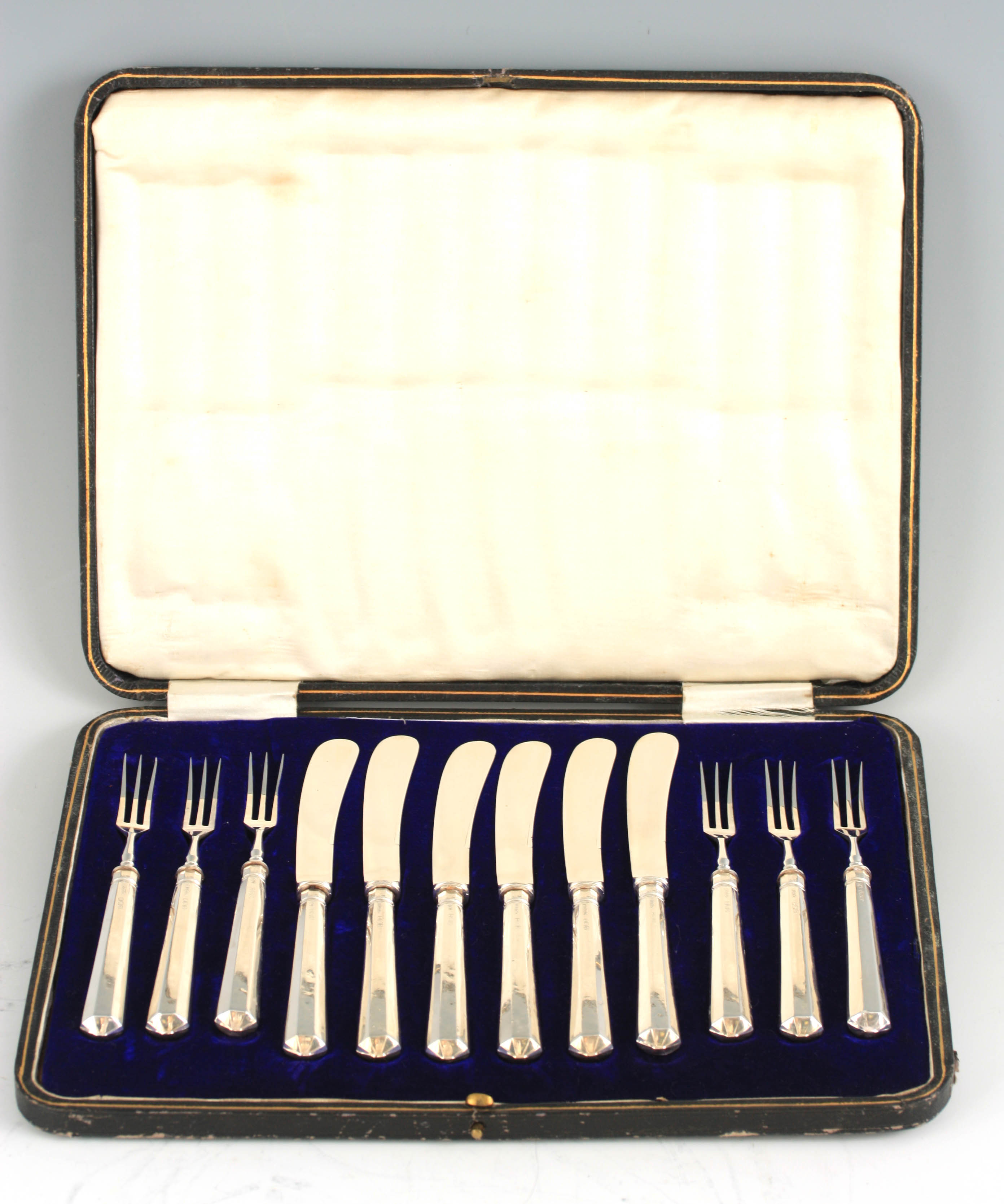 A GEORGE V CASED SET OF SIX SILVER HANDLED PASTRY KNIVES AND FORKS - hallmarked Sheffield 1913 -14