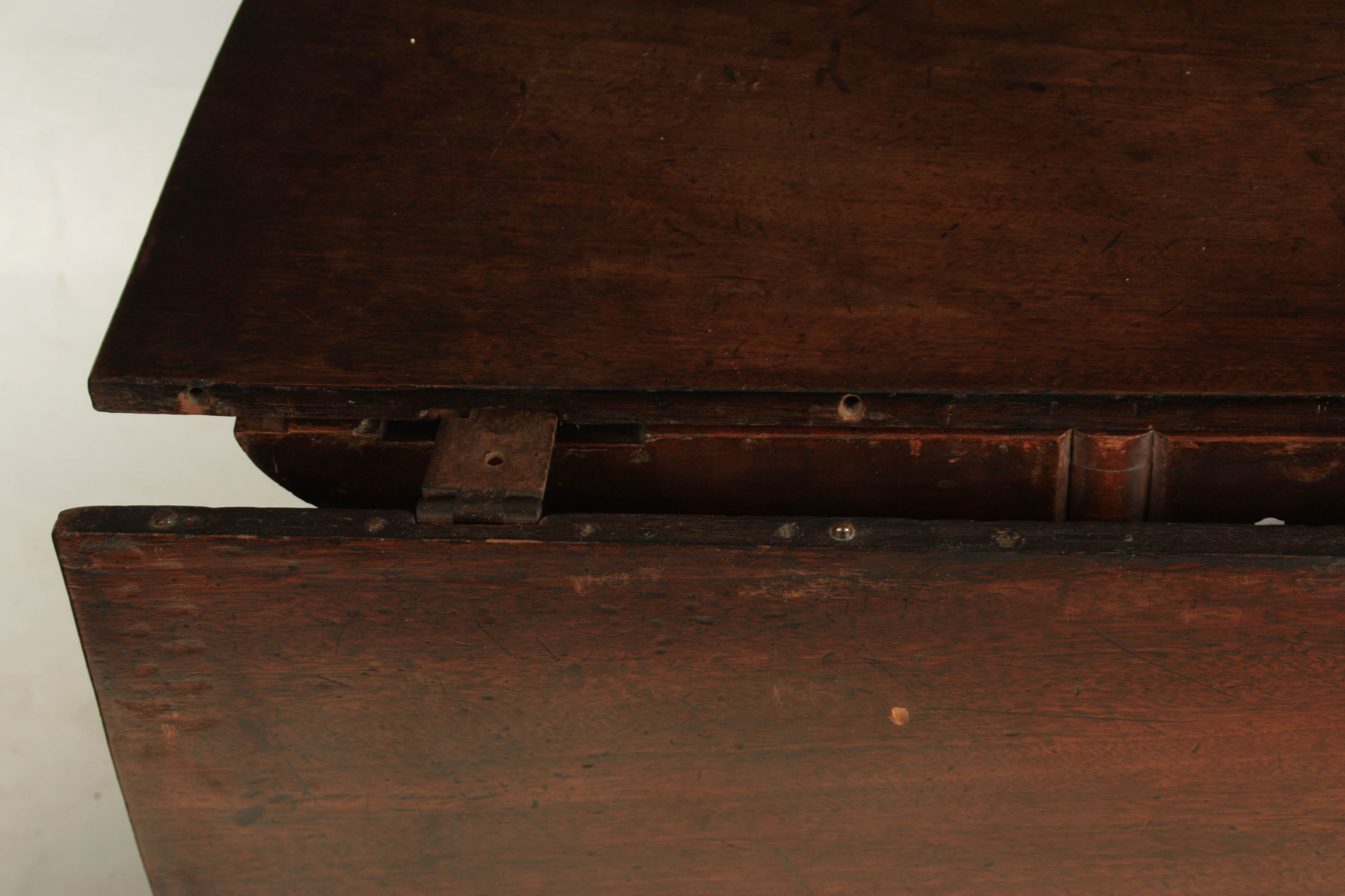 AN UNUSUAL MID 18TH CENTURY DROP LEAF PEDESTAL DINING TABLE with two-section top one being - Image 11 of 12