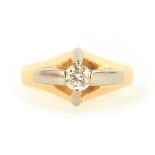 A GENTLEMAN'S 18CT YELLOW AND WHITE GOLD SOLITAIRE DIAMOND RING the brilliant-cut diamond, app. 0.