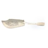 AN EARLY VICTORIAN SILVER FISH SLICE having pierced engraved blade depicting joined fish 31cm