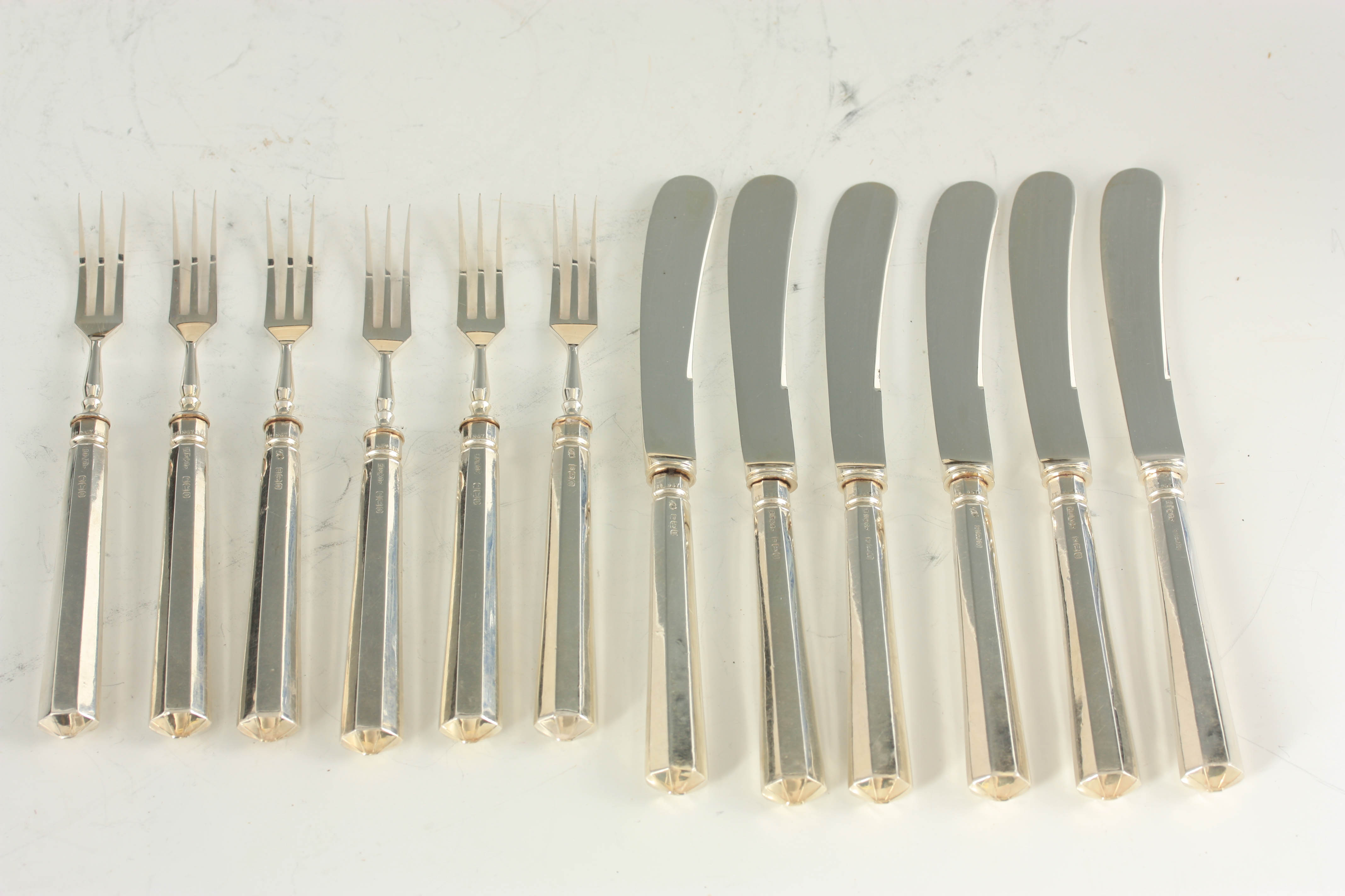 A GEORGE V CASED SET OF SIX SILVER HANDLED PASTRY KNIVES AND FORKS - hallmarked Sheffield 1913 -14 - Image 5 of 5