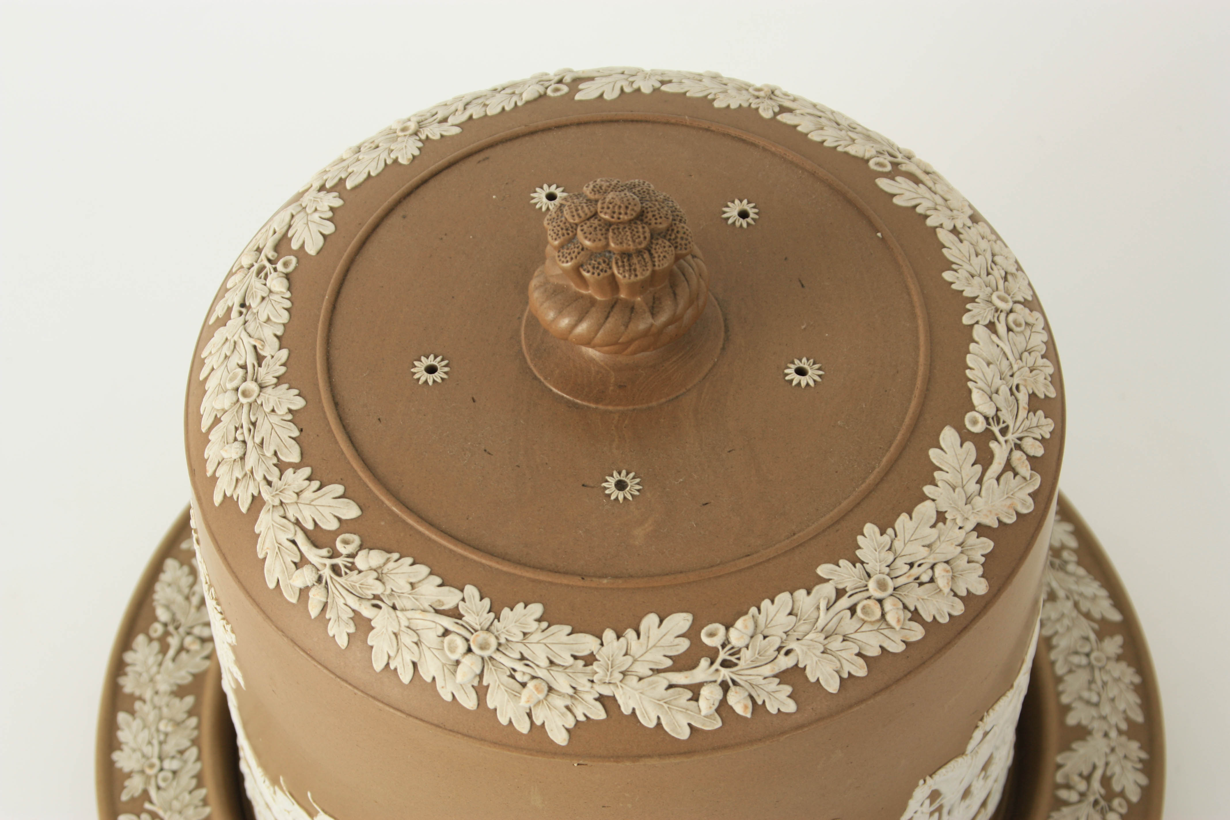 A WEDGWOOD/ADAMS STYLE OVERSIZED BEIGE GROUND WHITE JASPERWARE CHEESE BELL AND COVER decorated - Image 3 of 7