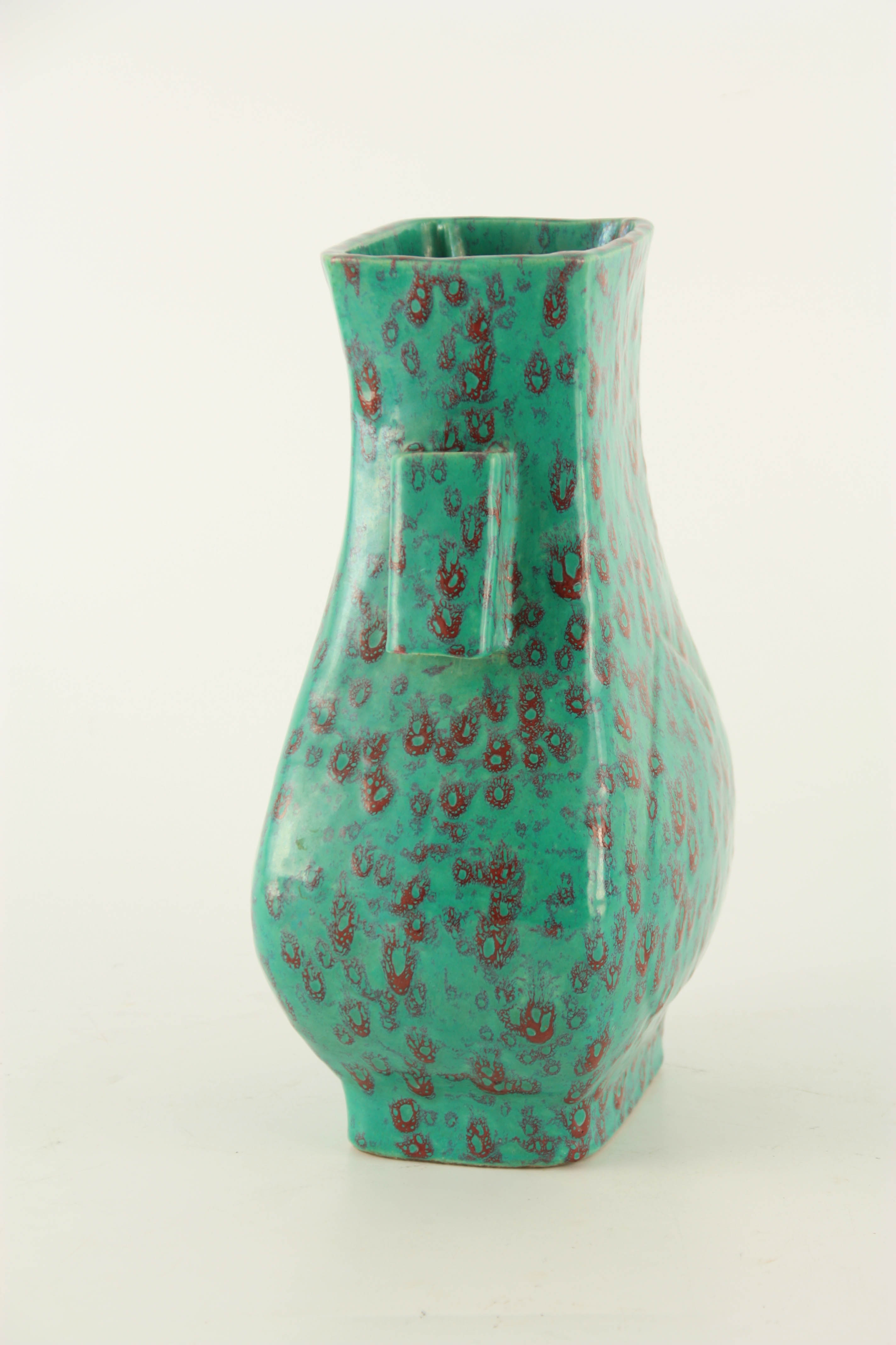 A CHINESE SQUARE SHAPED PORCELAIN VASE WITH TURQUOISE AND SPLASHED RED GLAZE - signed with character - Image 5 of 6