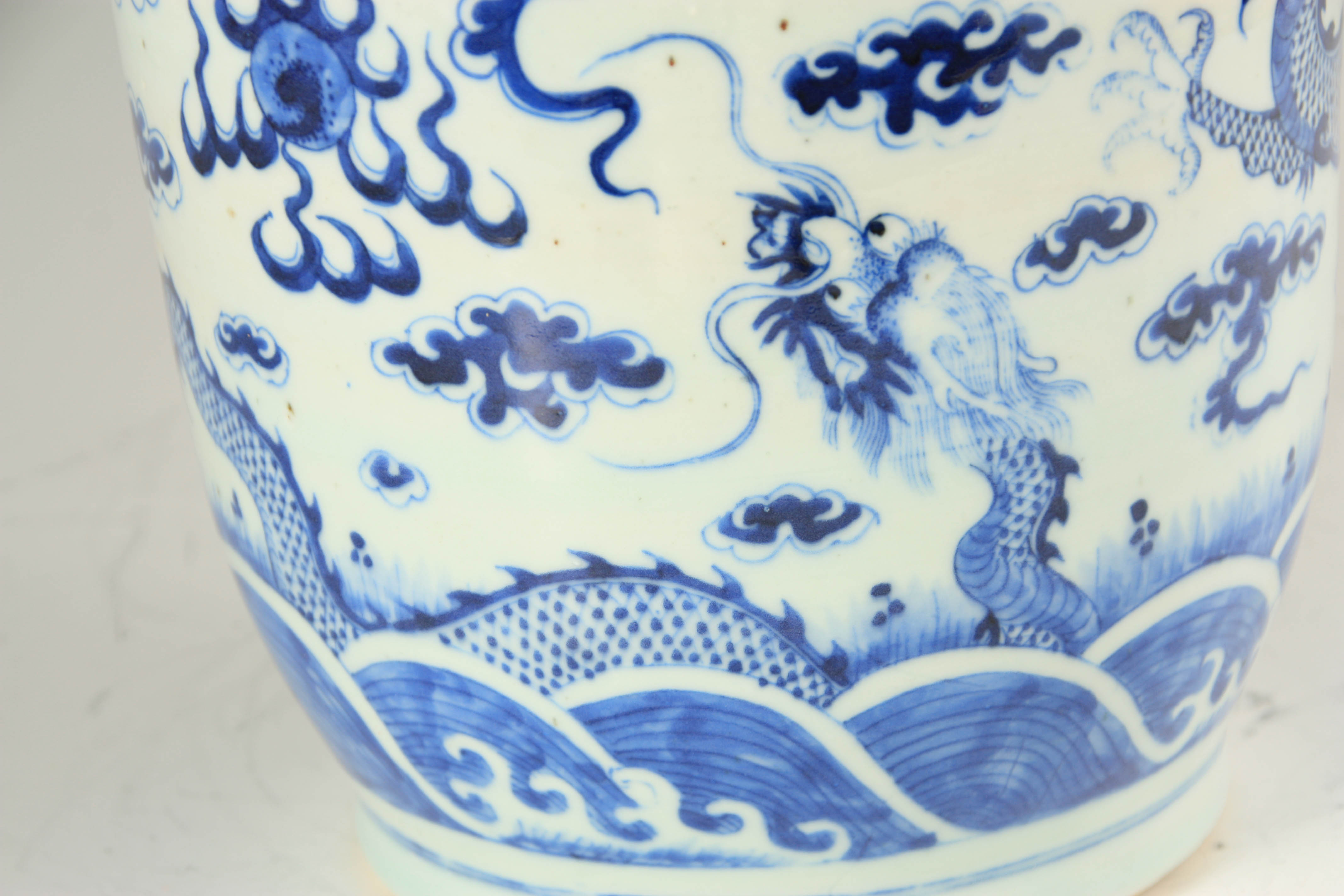 A 19TH CENTURY CHINESE BLUE AND WHITE PORCELAIN VASE decorated with entwined dragons amongst - Image 4 of 6