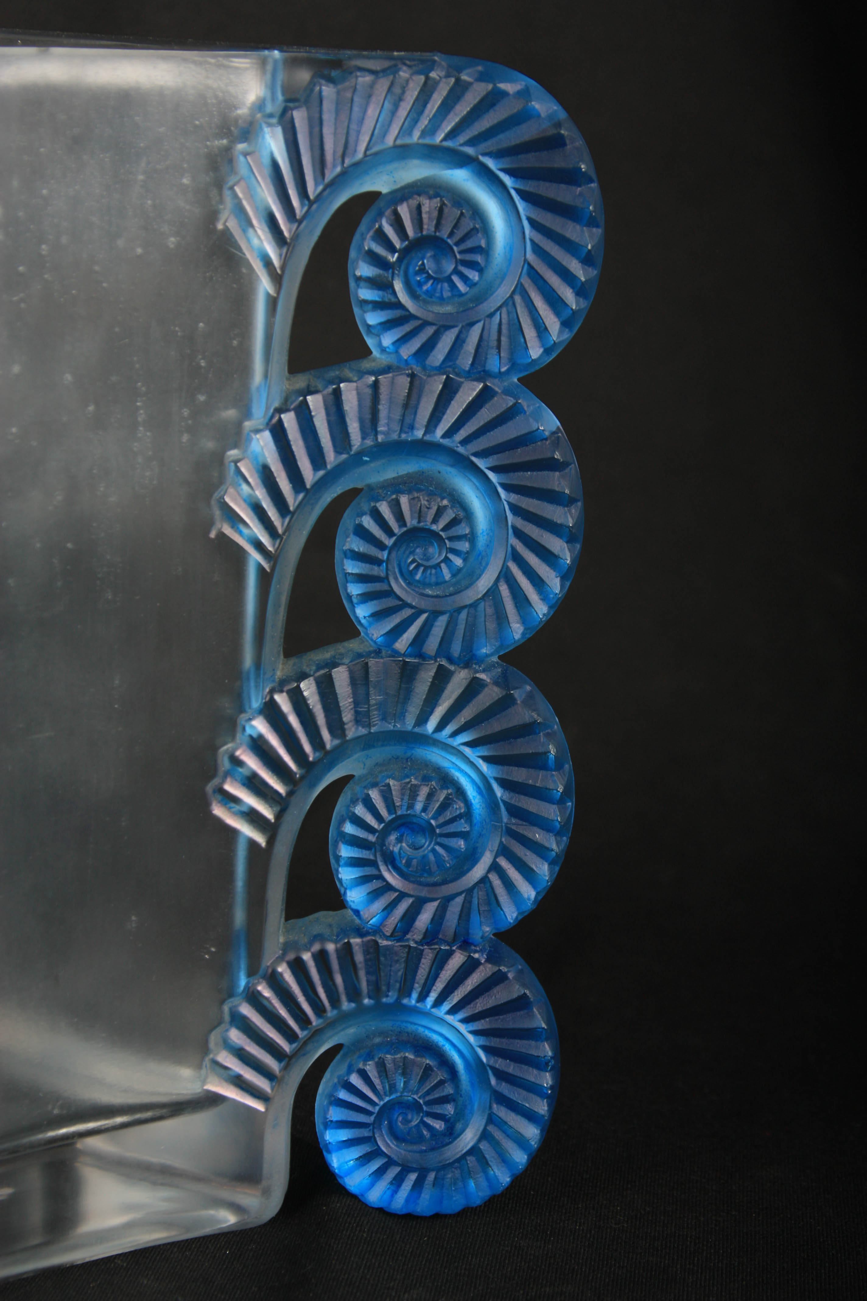A 20TH CENTURY R. LALIQUE BLUE STAINED RHEIMS GLASS VASE of diamond shape with stylised shells to - Image 3 of 9