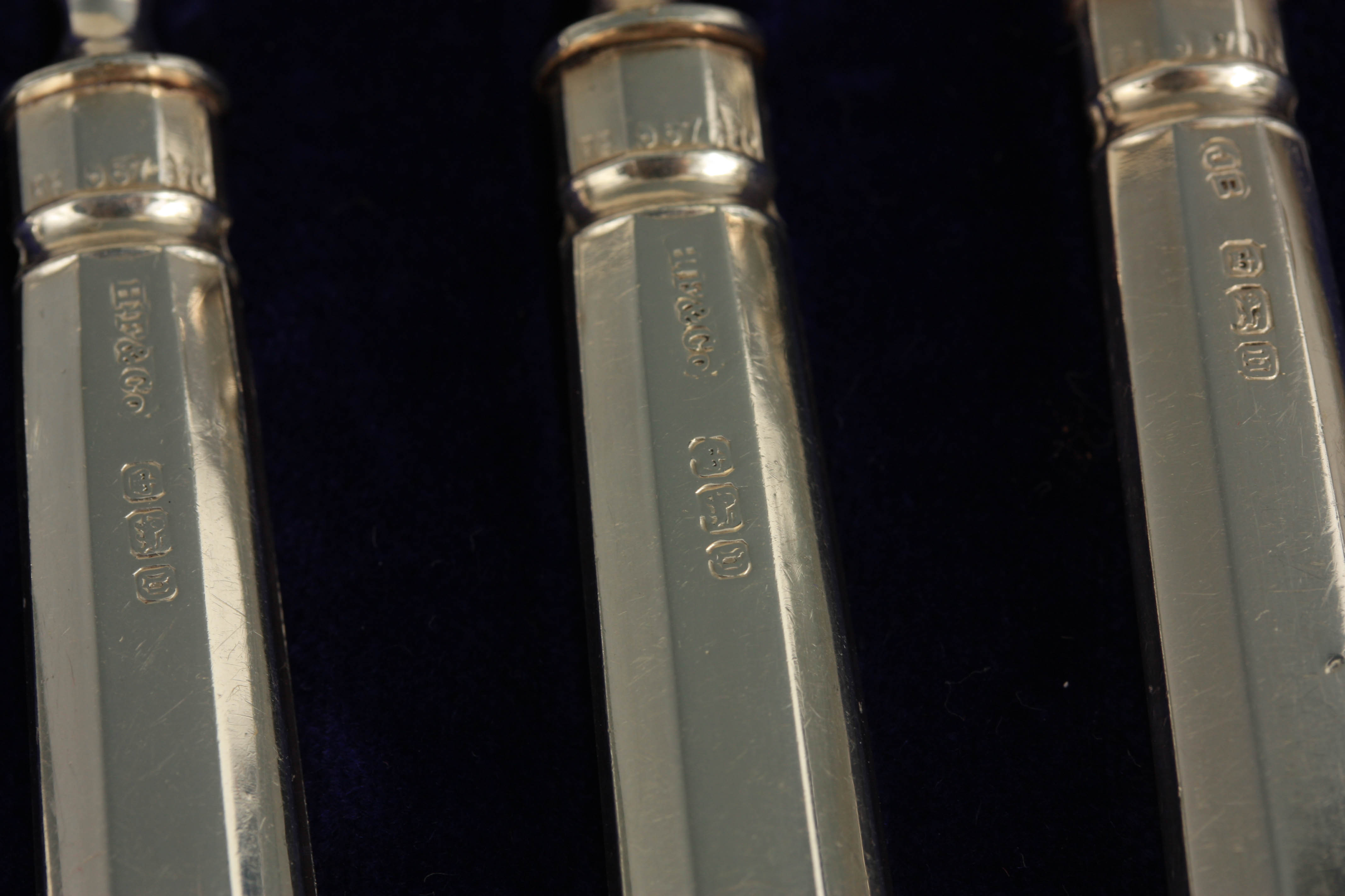 A GEORGE V CASED SET OF SIX SILVER HANDLED PASTRY KNIVES AND FORKS - hallmarked Sheffield 1913 -14 - Image 3 of 5