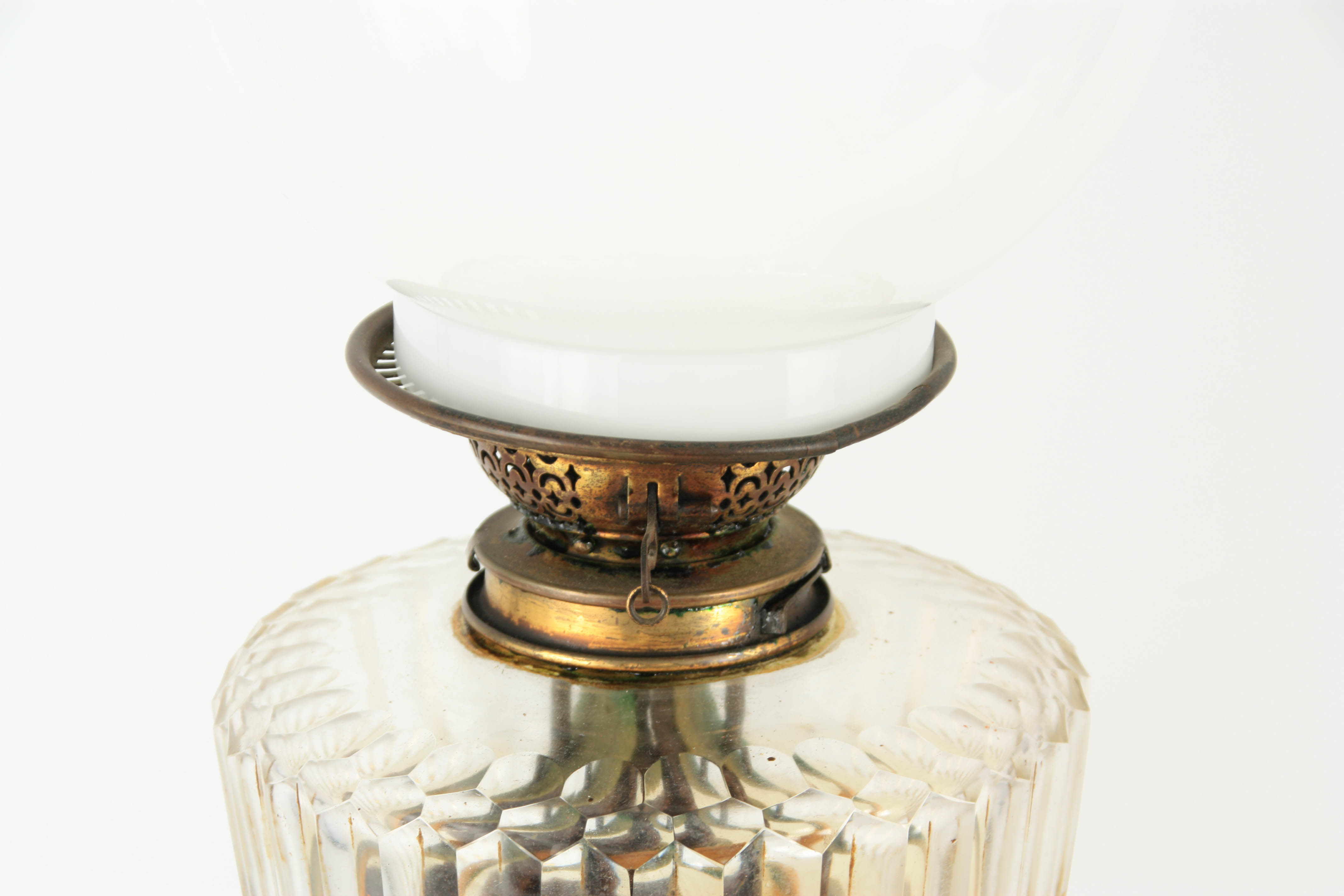 A VICTORIAN ORNATE CAST BRASS OIL LAMP with square footed pierced base, reeded leaf cast stem and - Image 4 of 5