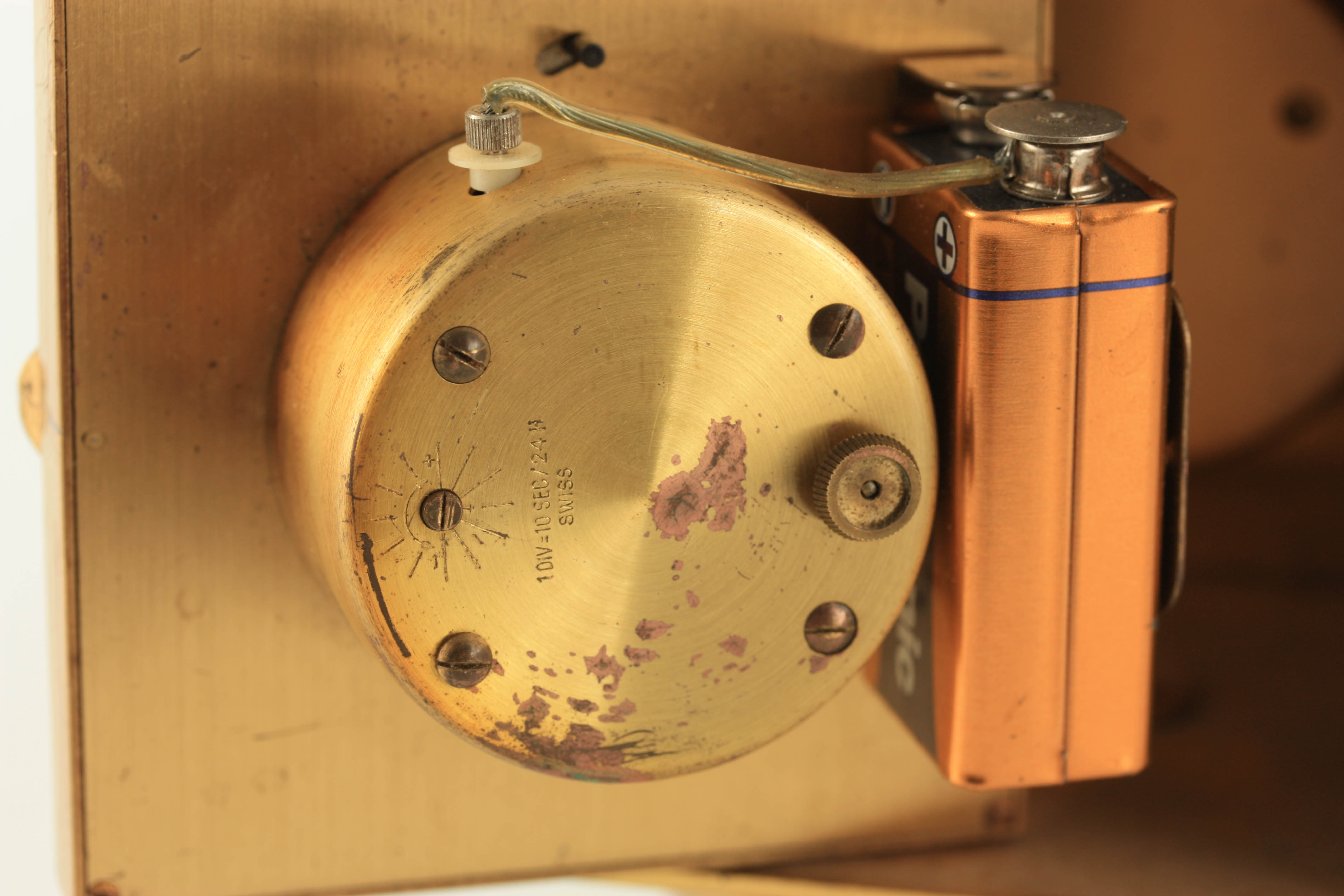 A LANCEL, 1950's SWISS GILT BRASS PORTABLE DESK CLOCK/WEATHER STATION the revolving cube body with - Image 6 of 6