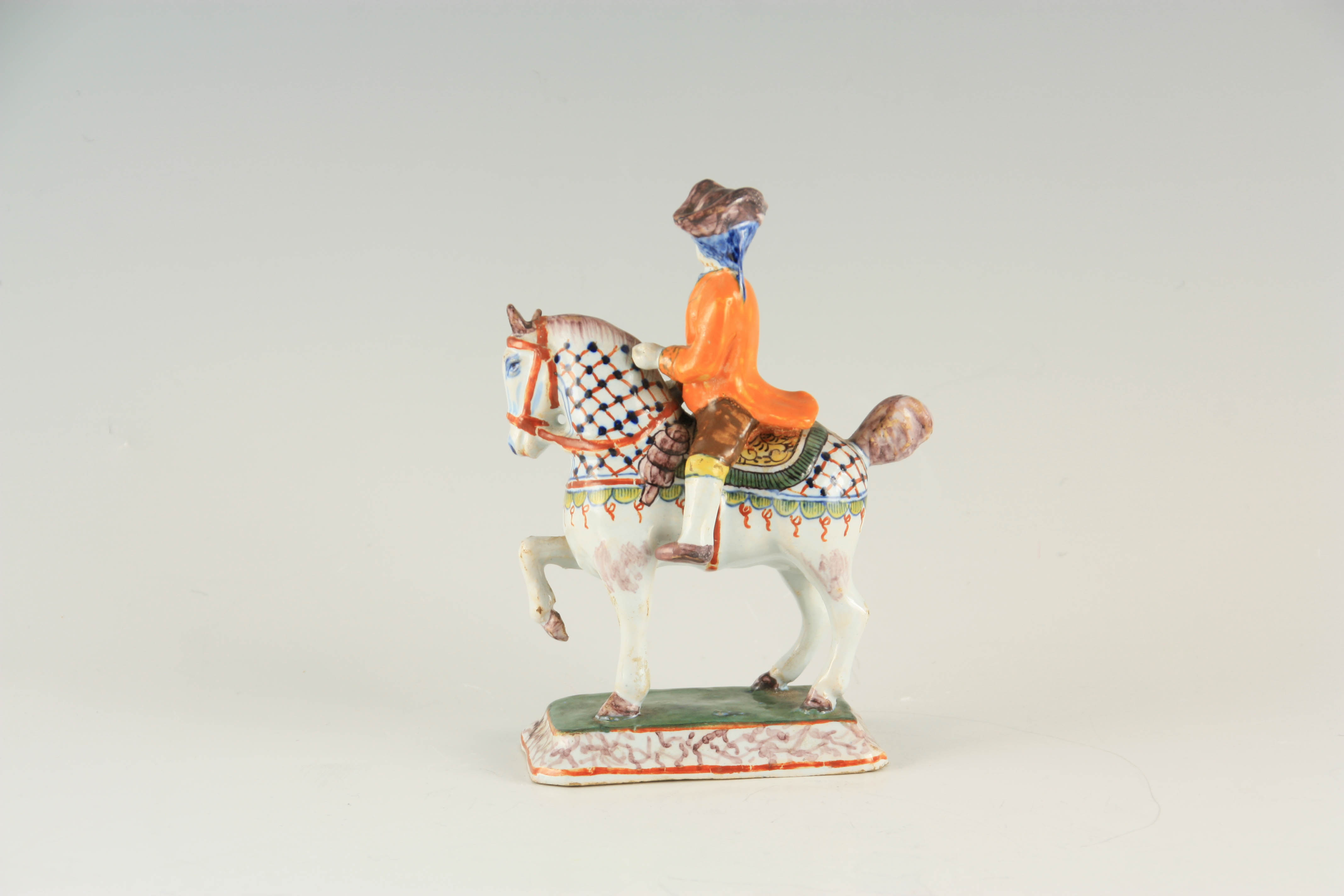 AN 18TH/19TH CENTURY DUTCH DELFT POLYCHROME FIGURE depicting William of Orange on horseback 15.5cm - Image 5 of 6