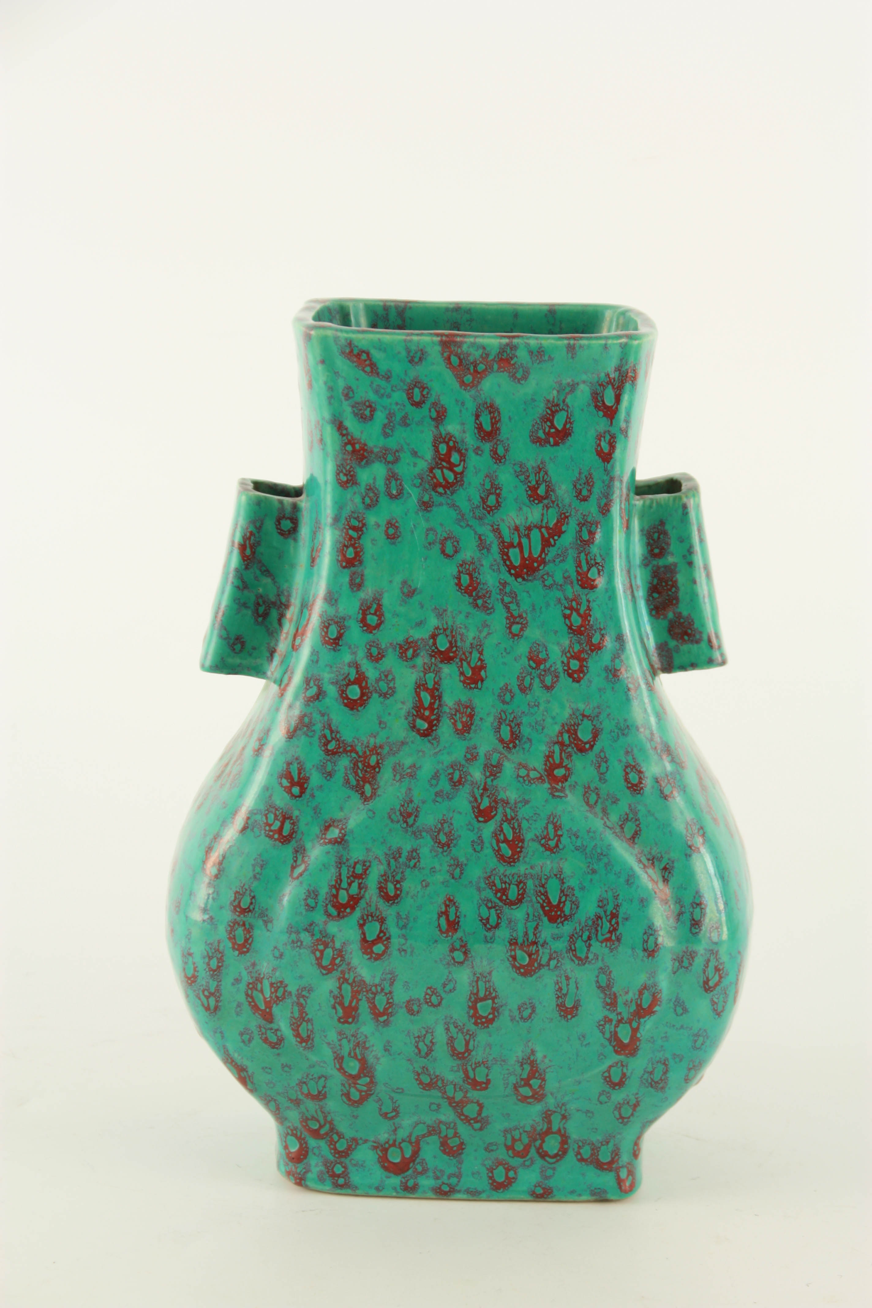 A CHINESE SQUARE SHAPED PORCELAIN VASE WITH TURQUOISE AND SPLASHED RED GLAZE - signed with character - Image 4 of 6