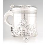 AN IMPRESSIVE EARLY 20TH CENTURY SWEDISH SILVER TANKARD with embossed ball finial to the hinged