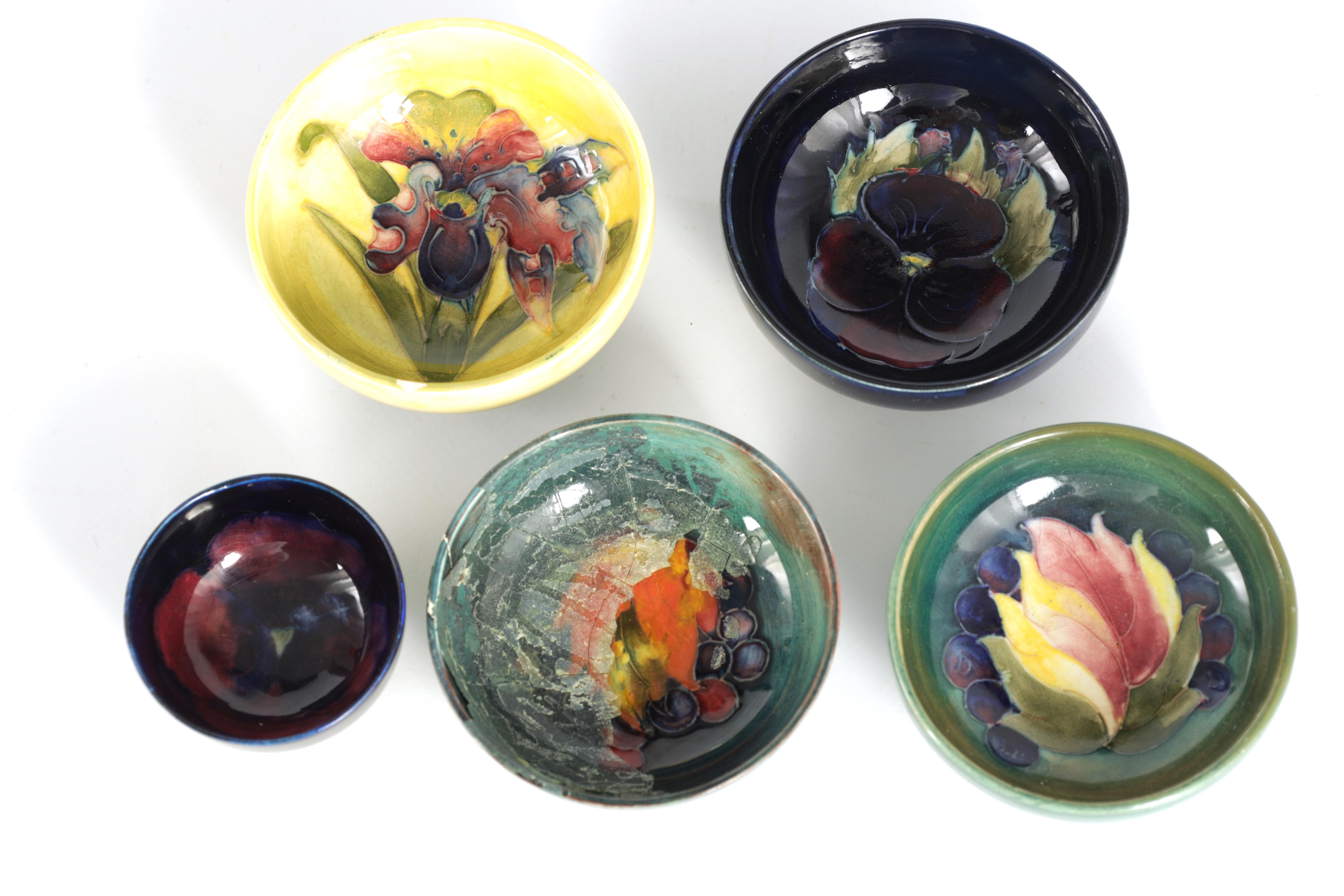 A COLLECTION OF MOORCROFT SMALL BOWLS comprising a miniature pansy pattern Burslem example, a larger - Image 3 of 5