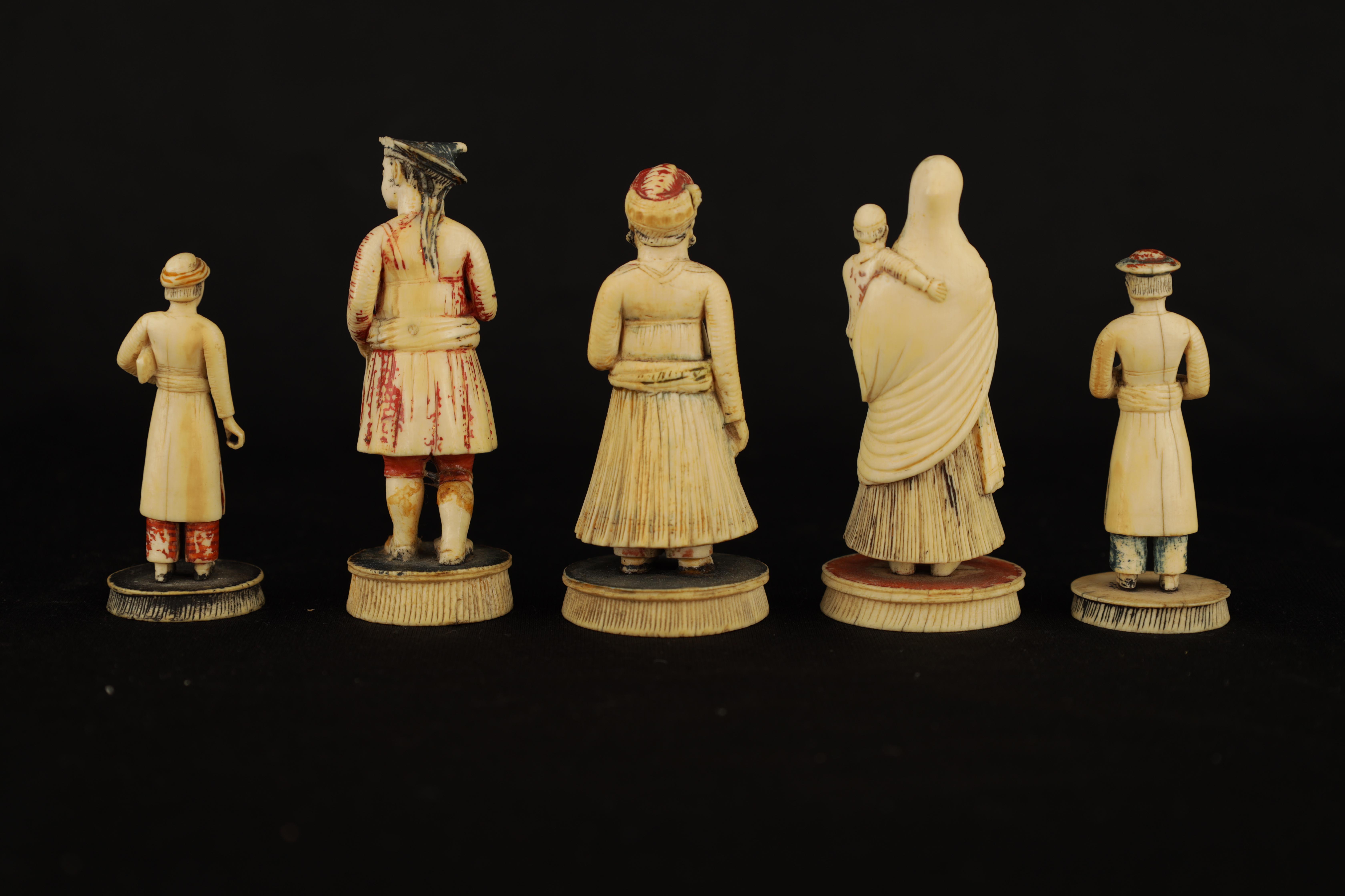 FIVE 19TH CENTURY INDIAN IVORY CHESS PIECES depicting finely carved figures in ceremonial dress - Image 6 of 7