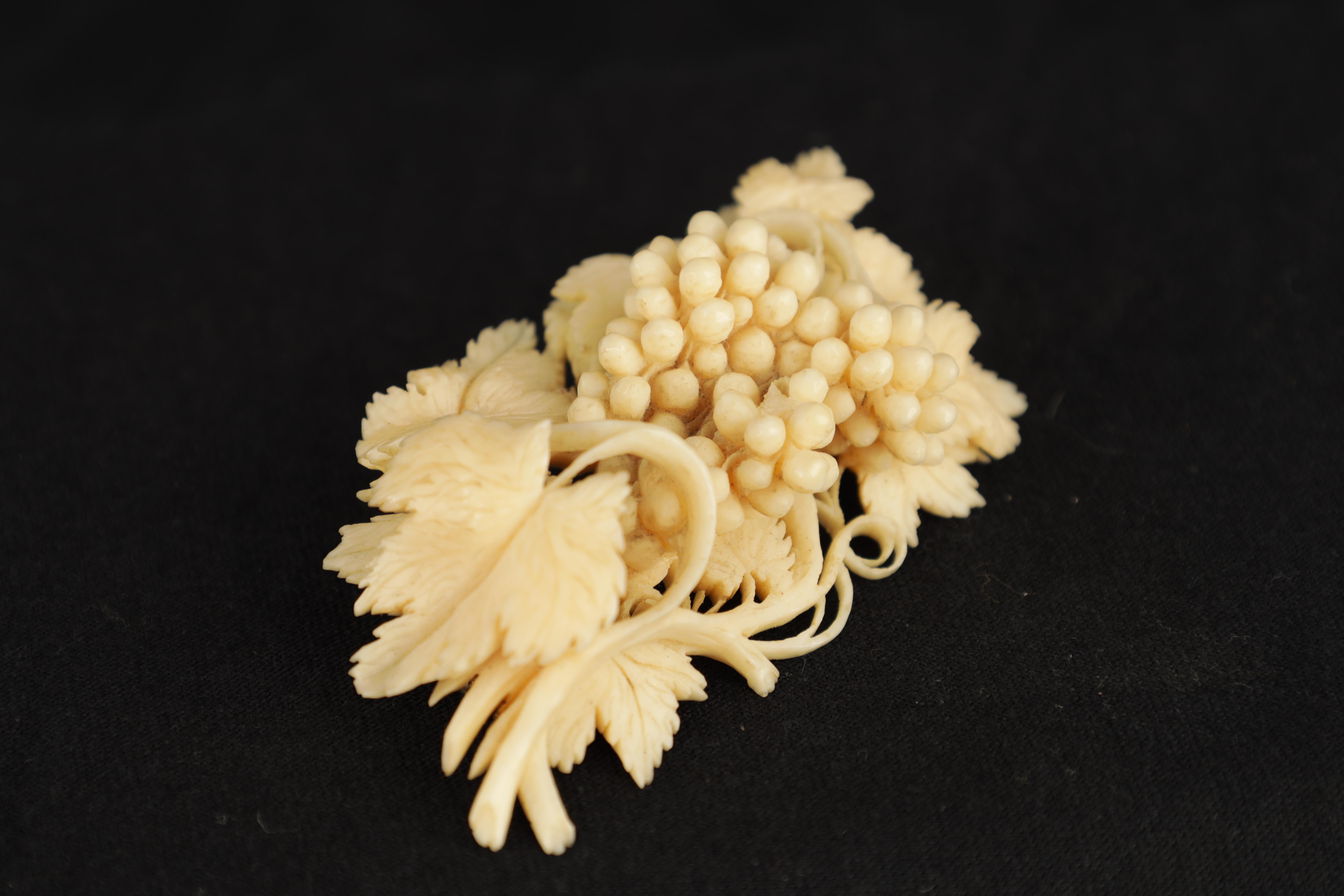 A FINELY CARVED EARLY 19TH CENTURY IVORY BROOCH depicting grapes amongst vine leaves, mounted in a - Image 4 of 5