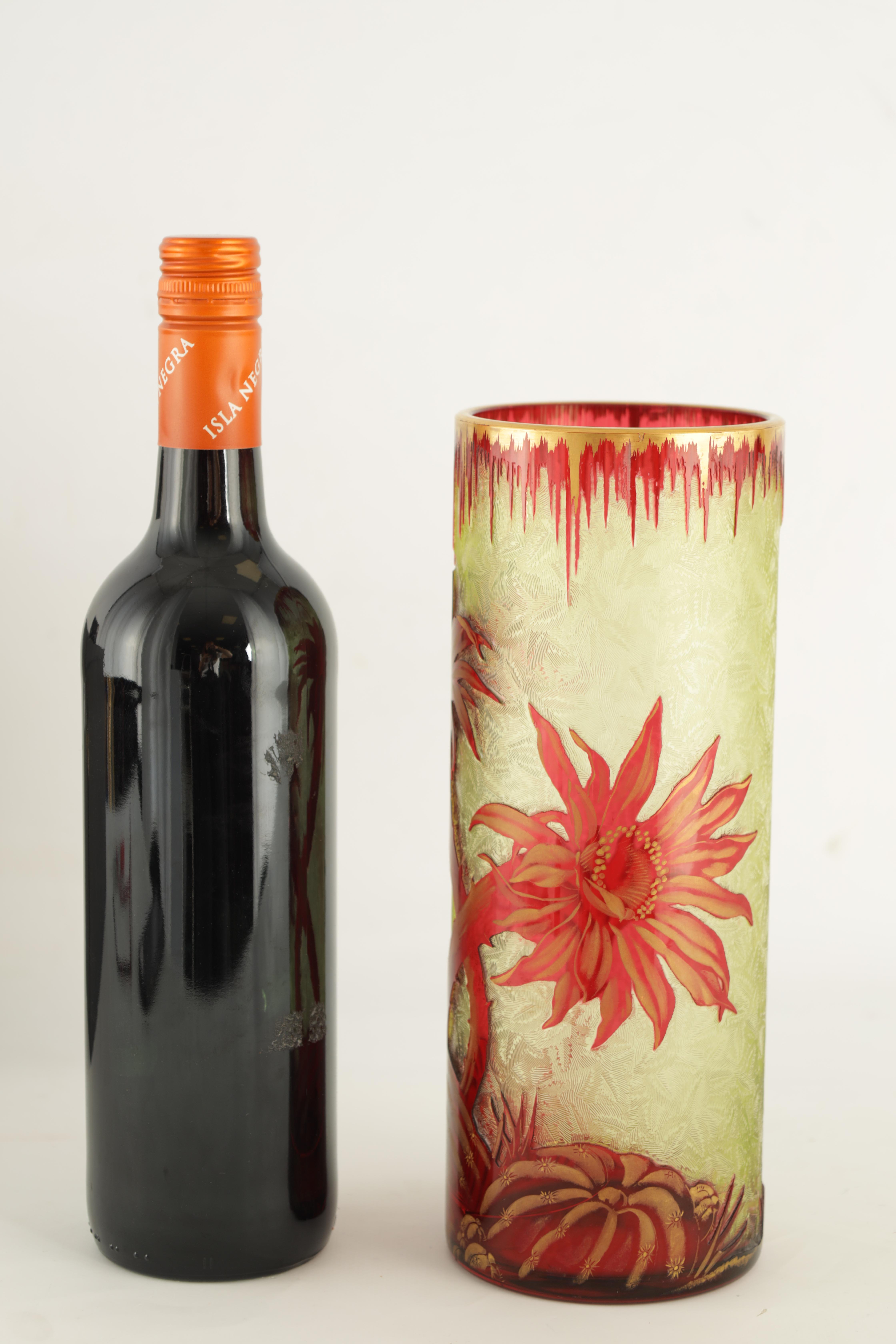 A STYLISH 20TH CENTURY BACCARAT GLASS ETCHED CYLINDRICAL VASE with acid-etched decoration - Image 6 of 6