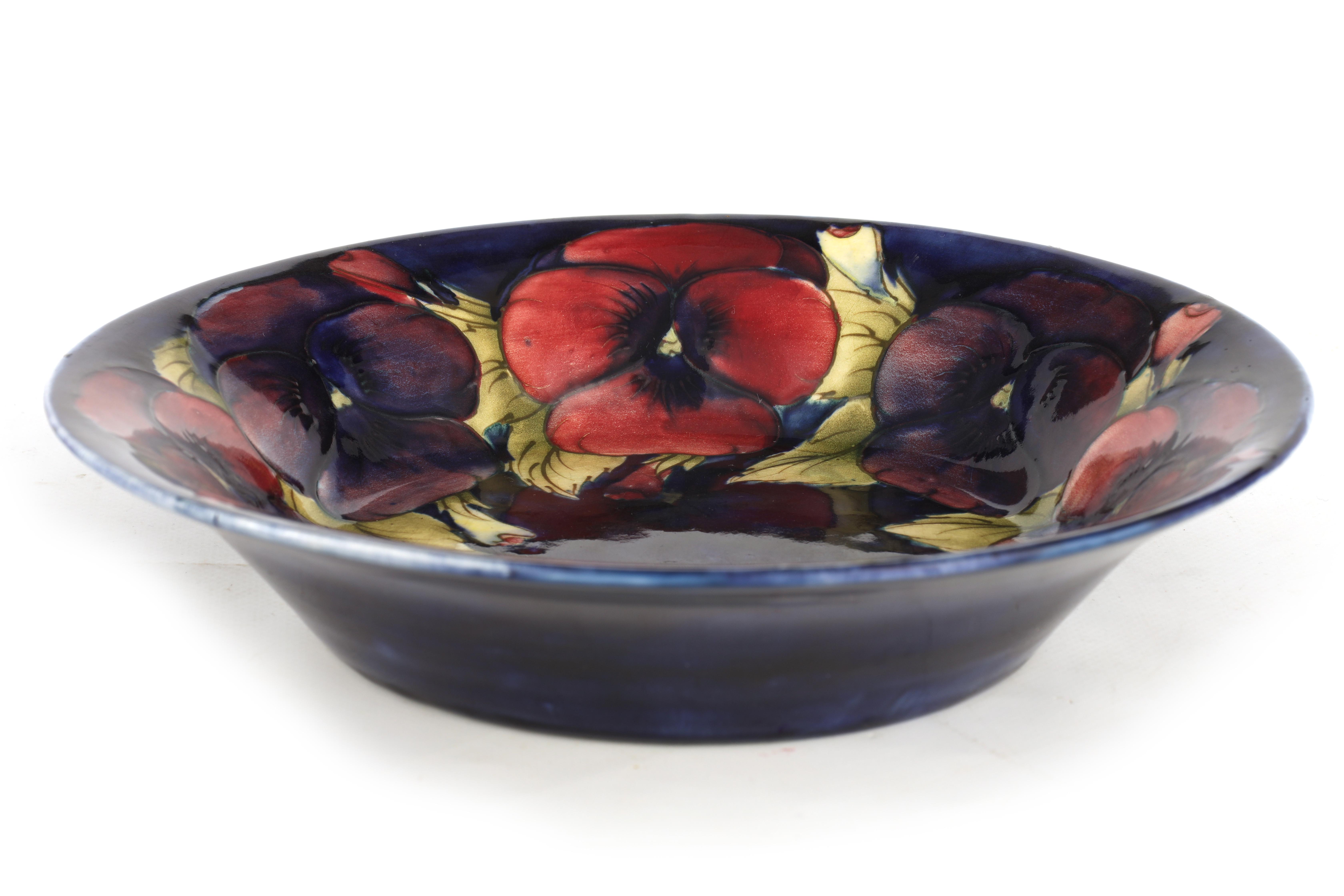 A 1930S/40S MOORCROFT LARGE SHALLOW DISH WITH EVERTED RIM decorated in the big pansy pattern on a