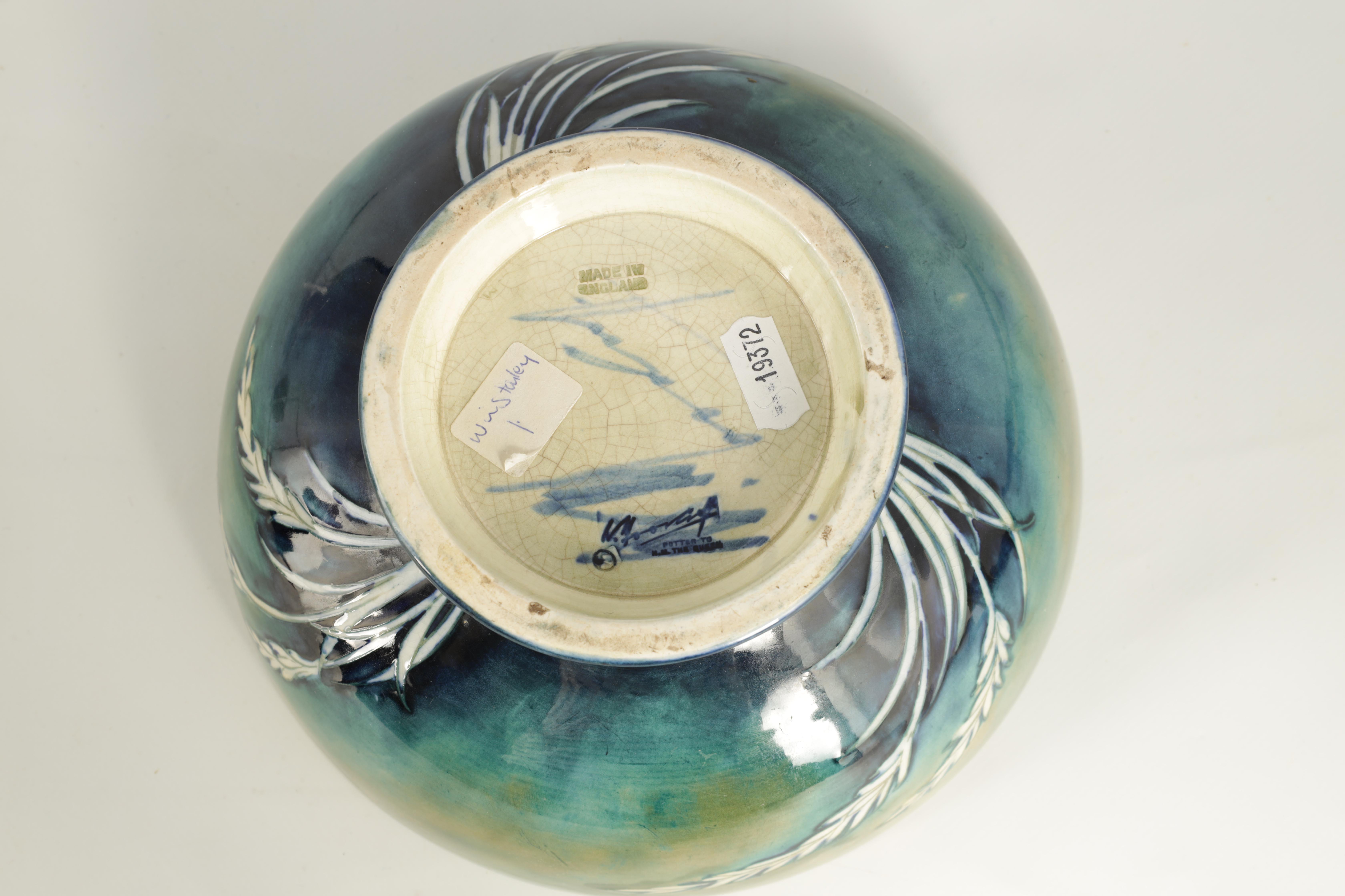 A 1930S/40S MOORCROFT FOOTED LARGE BOWL decorated in the waving corn pattern on a mottled blue - Image 5 of 5