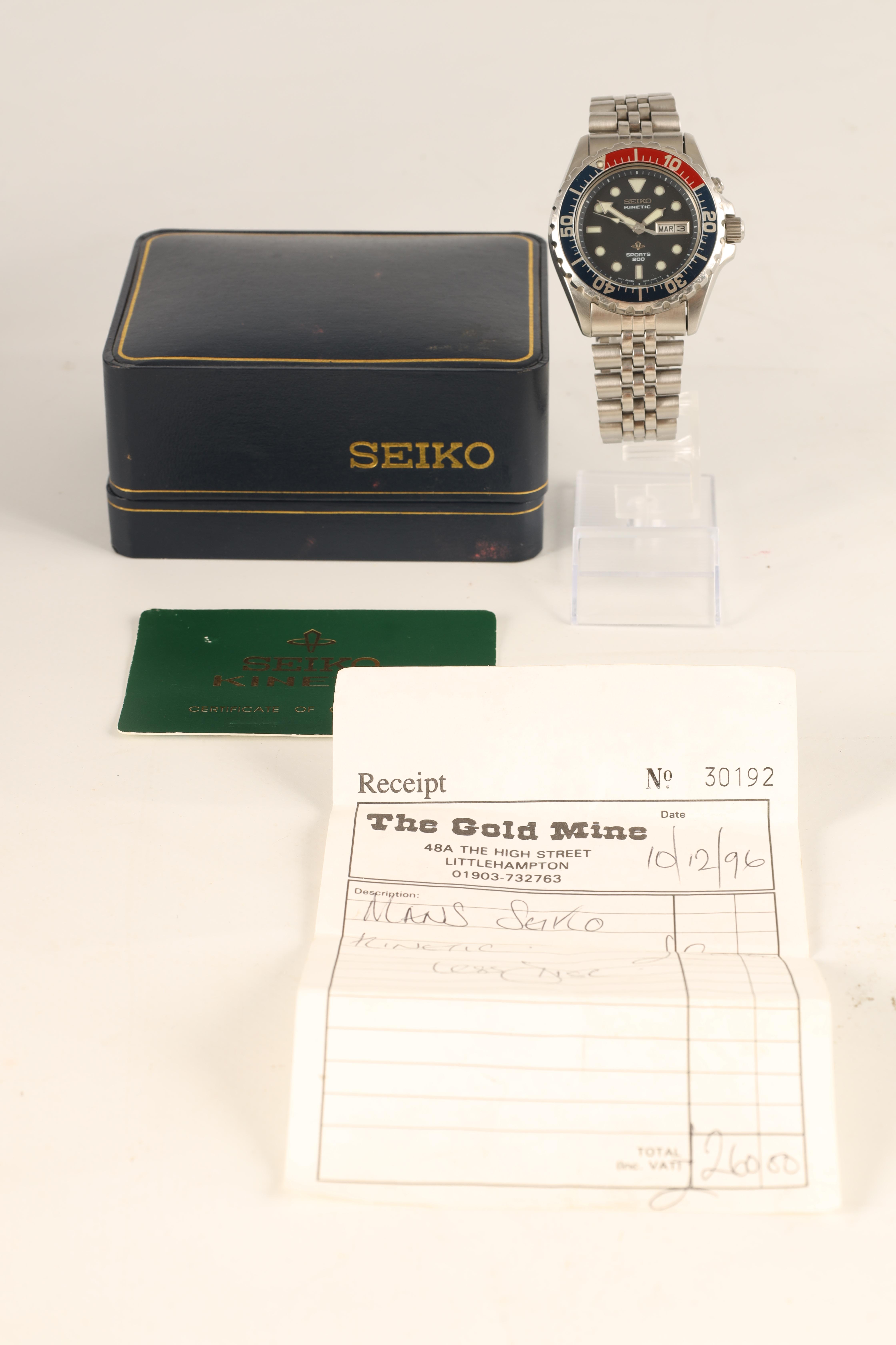 A GENTLEMAN`S SEIKO KINETIC STAINLESS STEEL SPORTS 200 WRISTWATCH WITH PEPSI BEZEL on original steel - Image 4 of 10