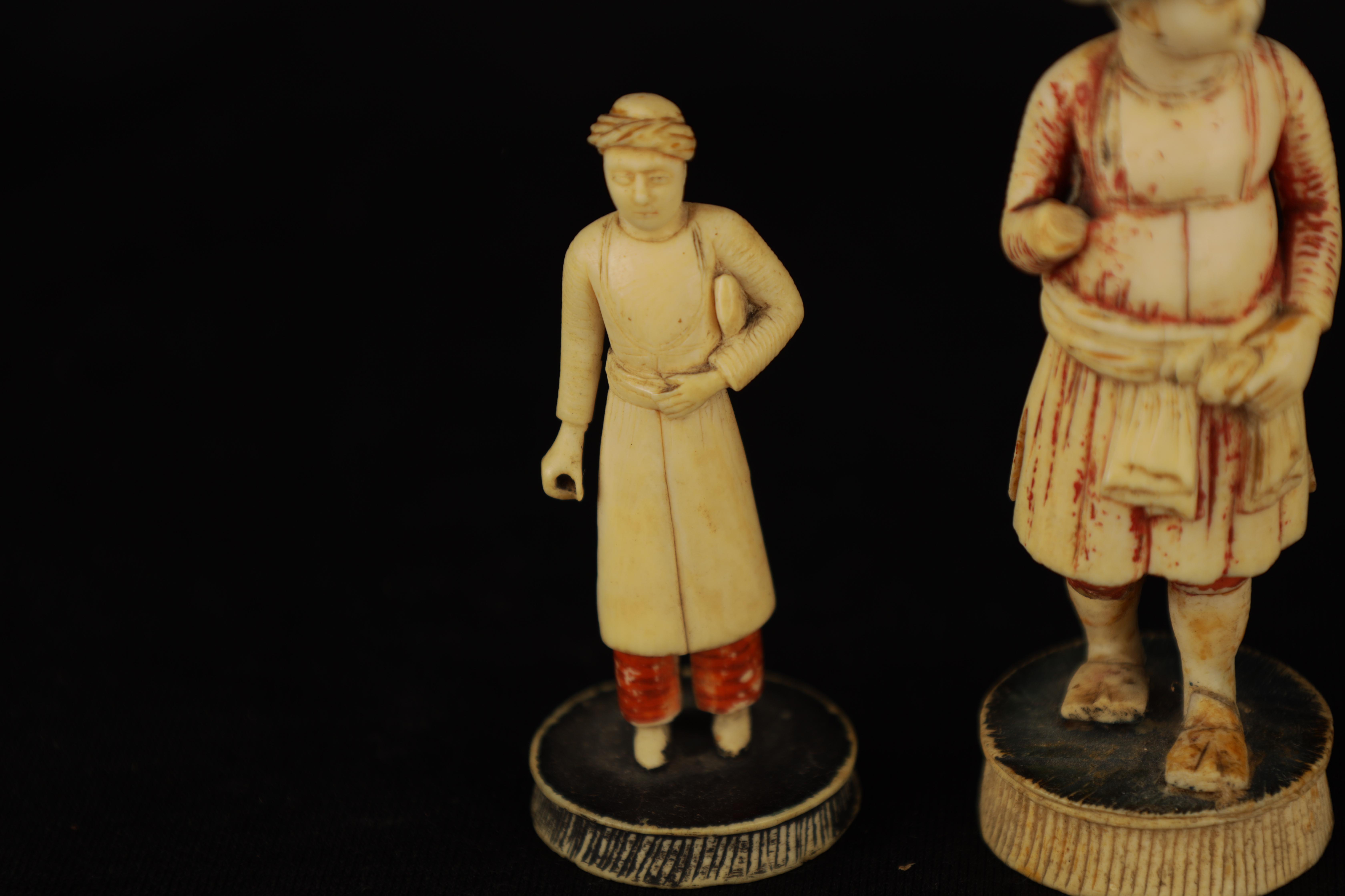 FIVE 19TH CENTURY INDIAN IVORY CHESS PIECES depicting finely carved figures in ceremonial dress - Image 5 of 7