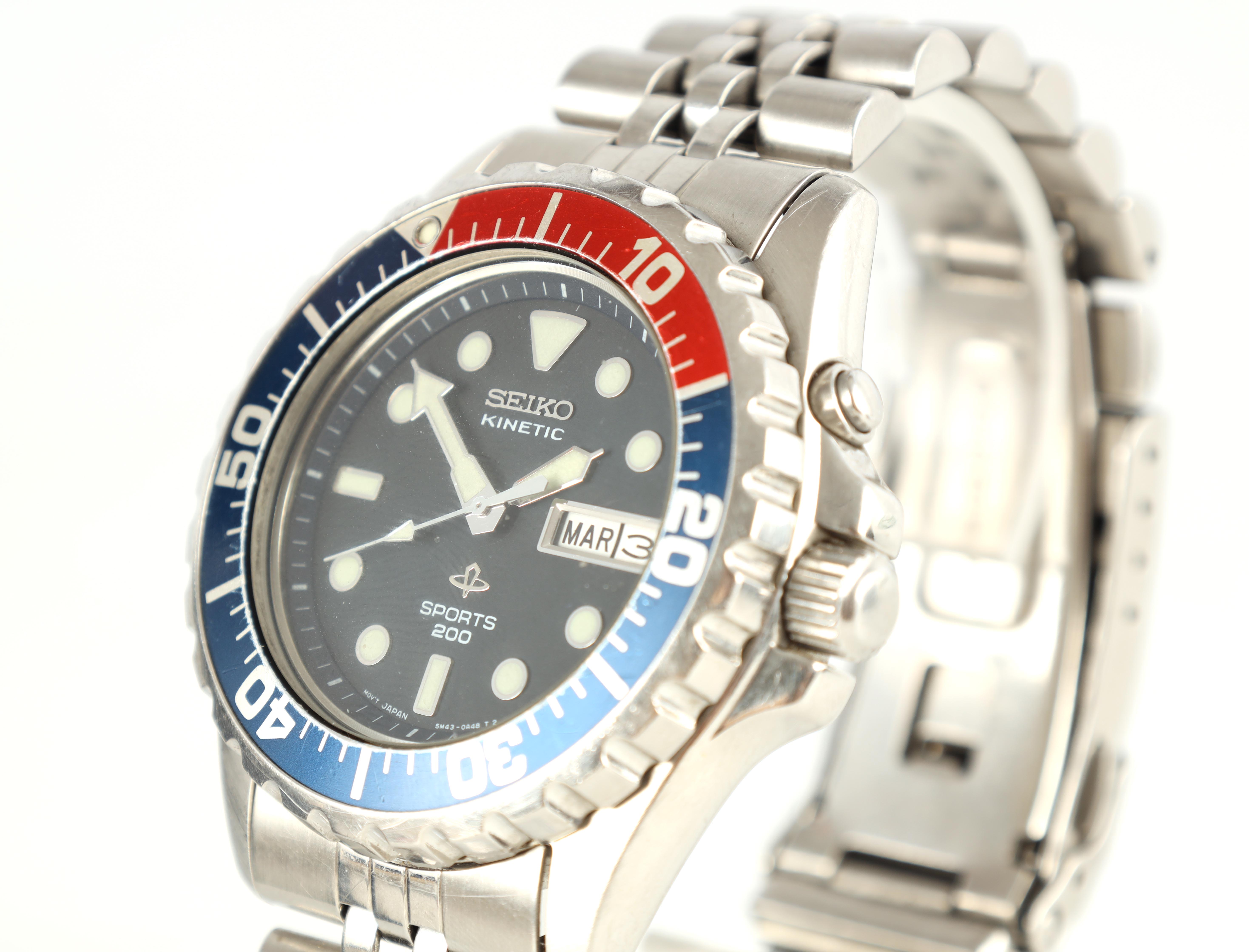 A GENTLEMAN`S SEIKO KINETIC STAINLESS STEEL SPORTS 200 WRISTWATCH WITH PEPSI BEZEL on original steel - Image 5 of 10