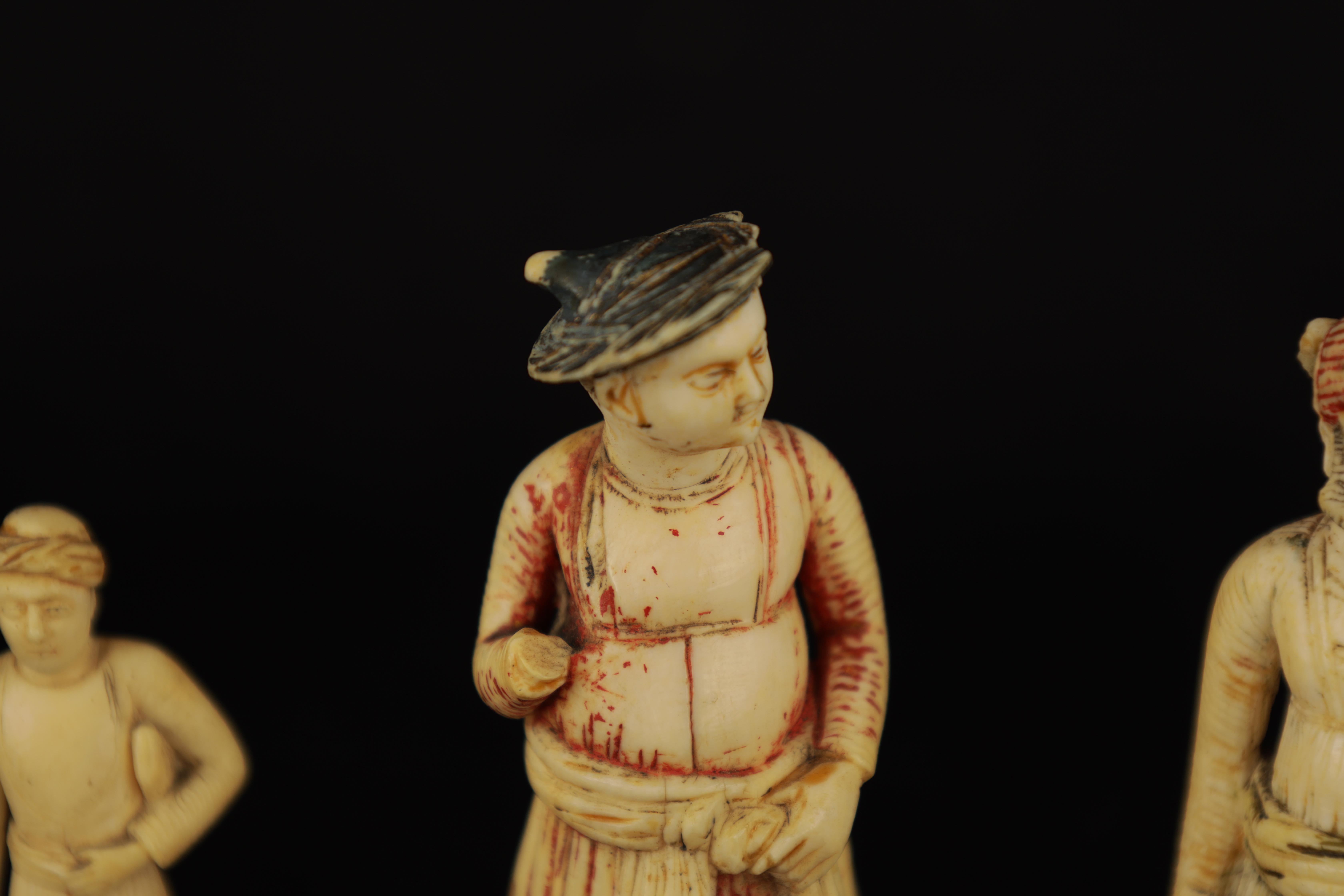 FIVE 19TH CENTURY INDIAN IVORY CHESS PIECES depicting finely carved figures in ceremonial dress - Image 2 of 7