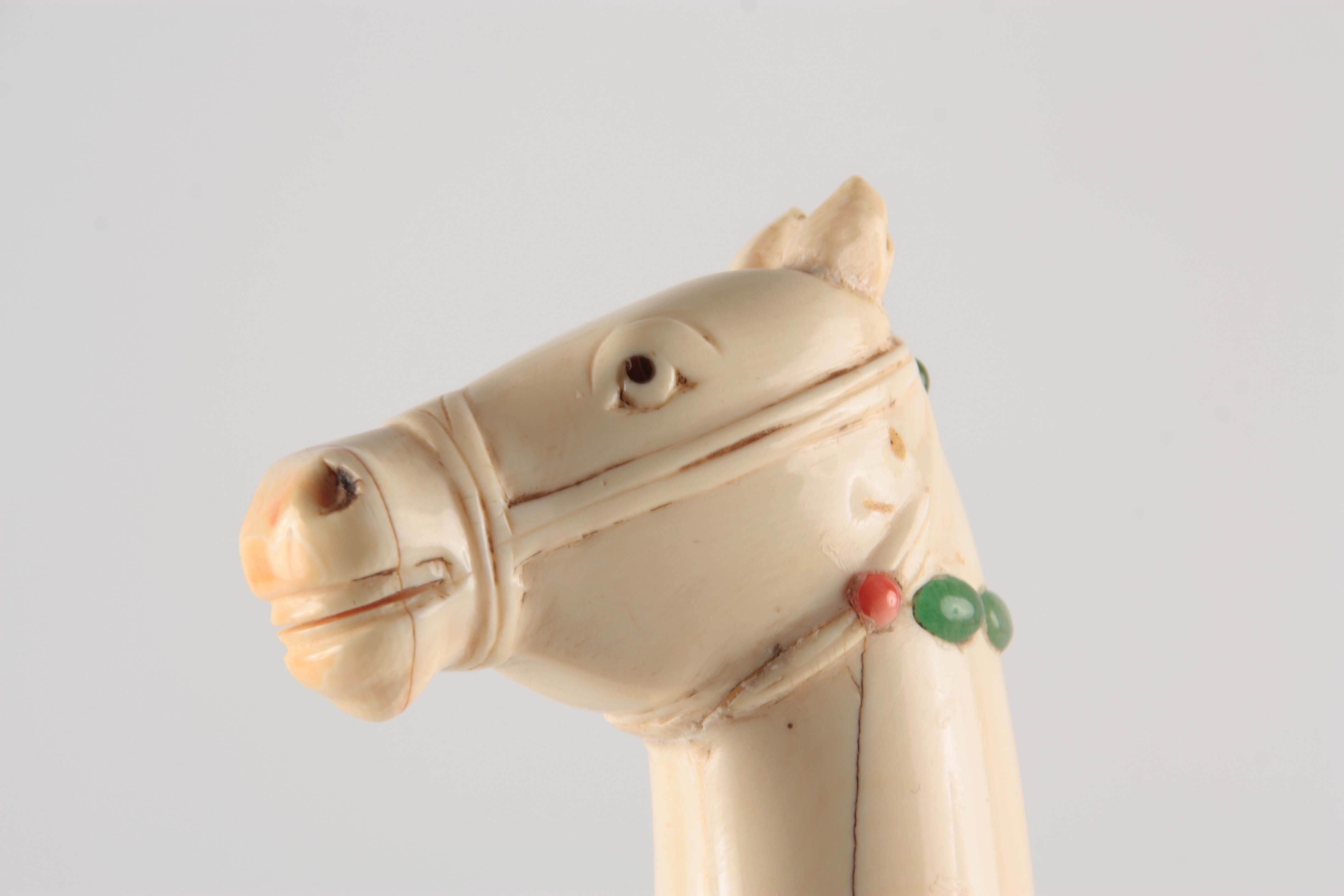 A LATE 19TH/EARLY 20TH CENTURY INDIAN MUGHAL KHANJAR IVORY CORAL AND JADE DAGGER having a curved - Image 4 of 4